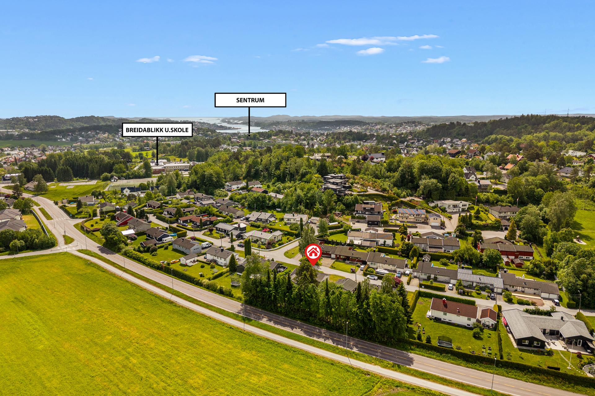 Eiendommen har en sentral beliggenhet med gangavstand til Breidablikk ungdomsskole.. Bilde nummer 3 av 3