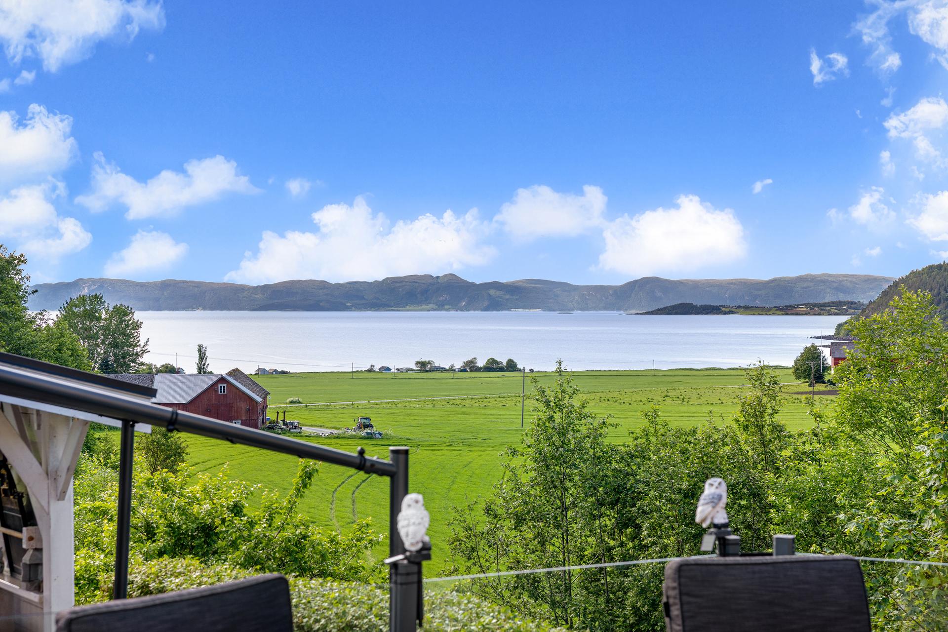 Hytta har en landlig og naturskjønn beliggenhet på Skatval i Stjørdal kommune.. Bilde nummer 1 av 3