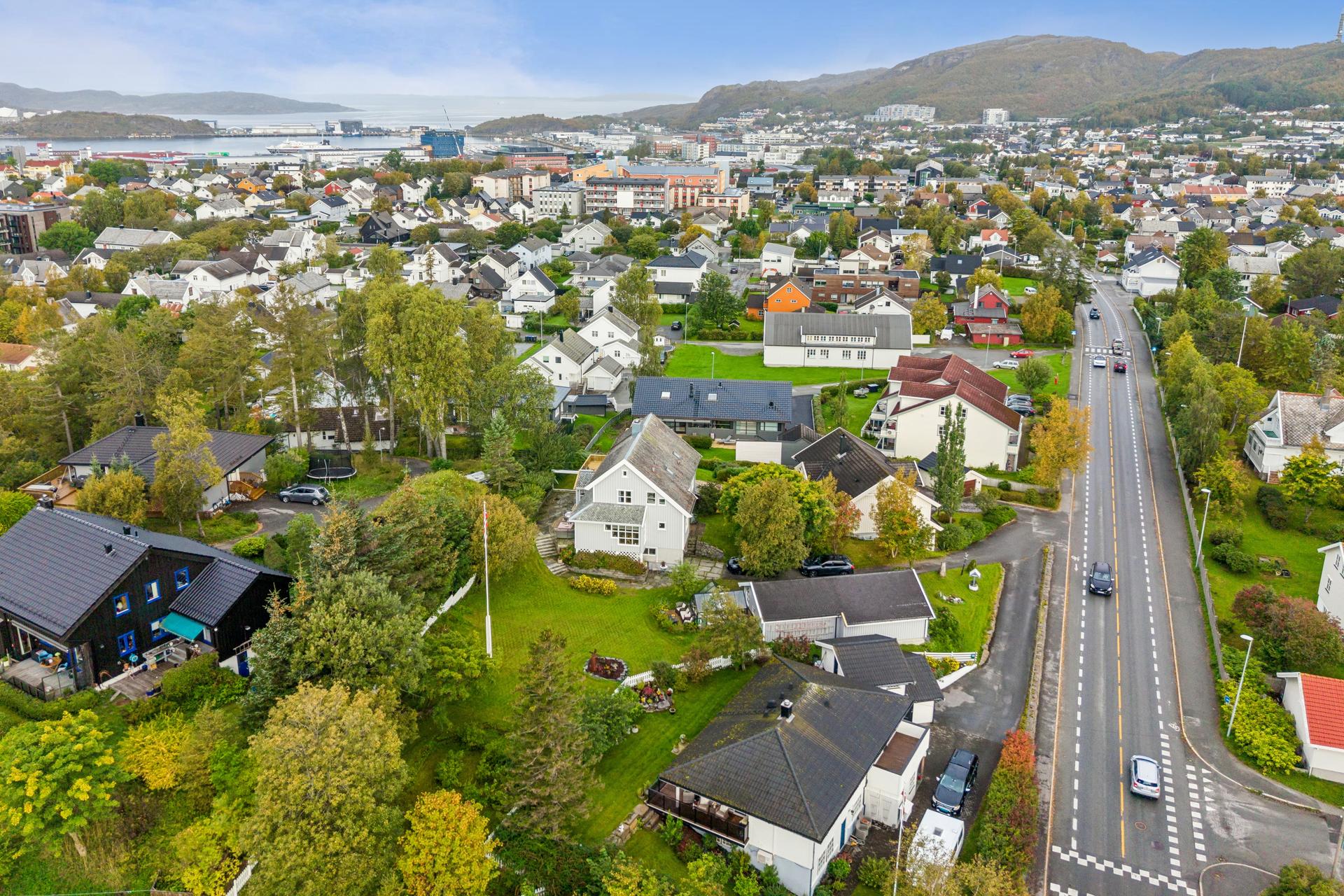 En innholdsrik enebolig over tre plan med fem soverom og en tomt på ca. 1,8 mål. . Bilde nummer 2 av 3