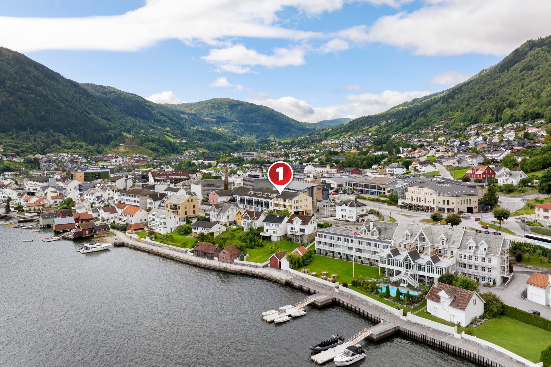 Her bur du lettvindt til midt i Sogndal sentrum, med gåavstand til butikkar, skule og alle servicetilbod.. Bilde nummer 3 av 3