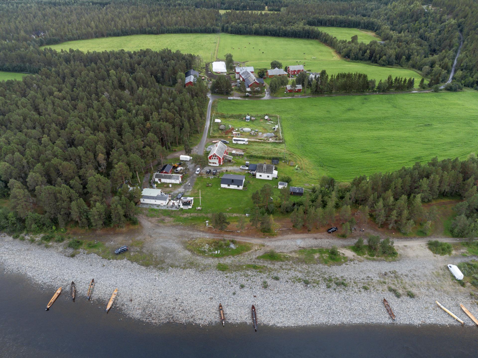 Dette er en eiendom med et helt tun for seg selv, bestående av to eneboliger, et minihus og flere driftsbygninger.. Bilde nummer 2 av 3