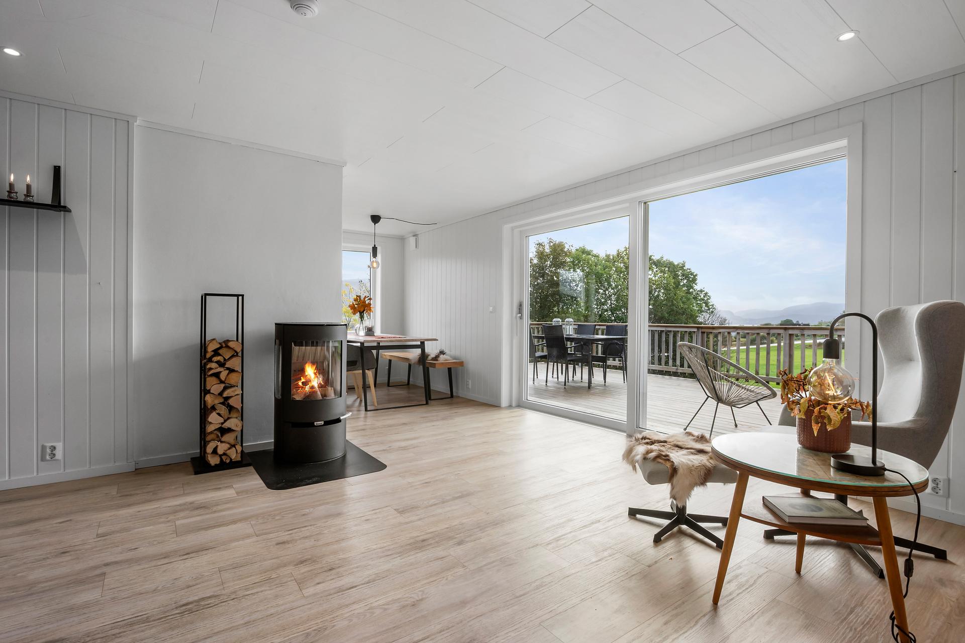 Stova har vedomn og skyvedør med direkte utgang til altana og utsyn mot fjorden.. Bilde nummer 3 av 3