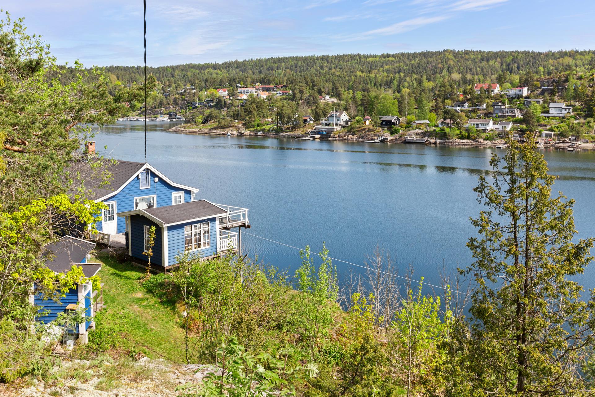 Koselig hytte med terrasse for avslapning ved vannet.. Bilde nummer 3 av 3
