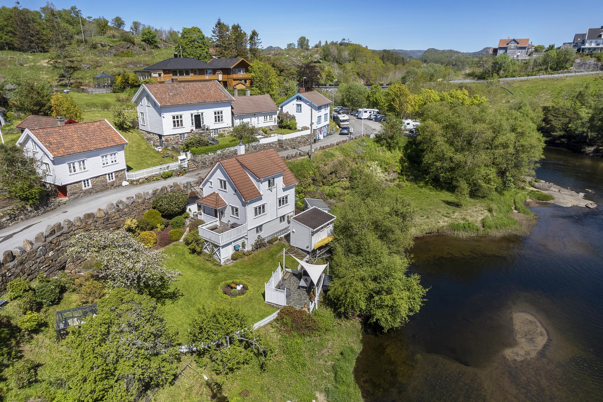Velkommen til vakre Sogndalstrand. Presentert av Sverre C. Bertelsen. Foto: Diakrit v/ Arne Ove Østebrøt. Bilde nummer 1 av 3