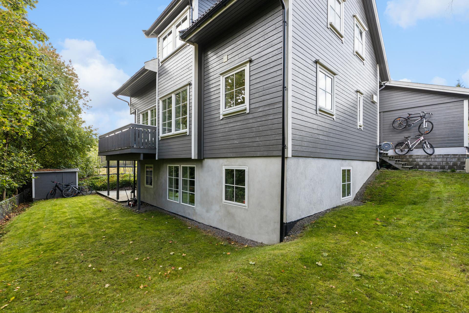 Utleie i underetasjen, samt plen rundt boligen. . Bilde nummer 3 av 3