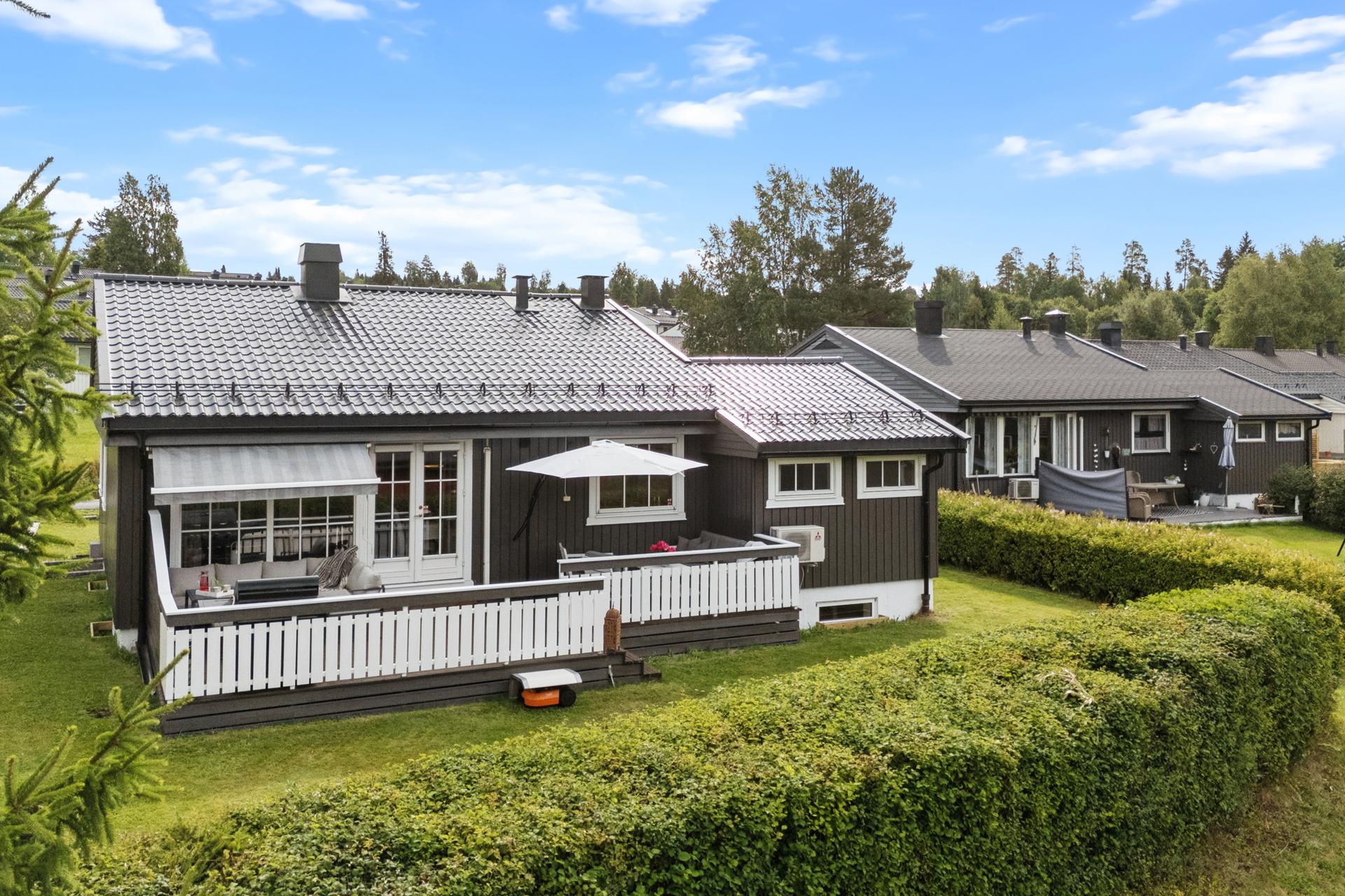 Innholdsrik enebolig over 2 plan med godkjent innredet kjelleretasje. Bilde nummer 2 av 3
