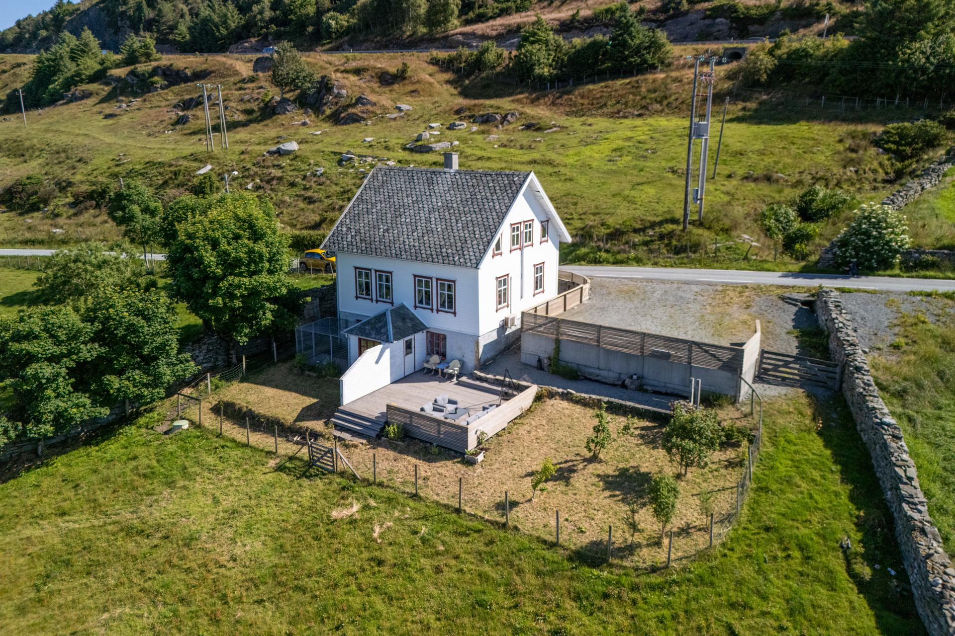 Eiendommen strekker seg ned til sjøen og inkluderer et naust og et båthus. Bilde nummer 3 av 3
