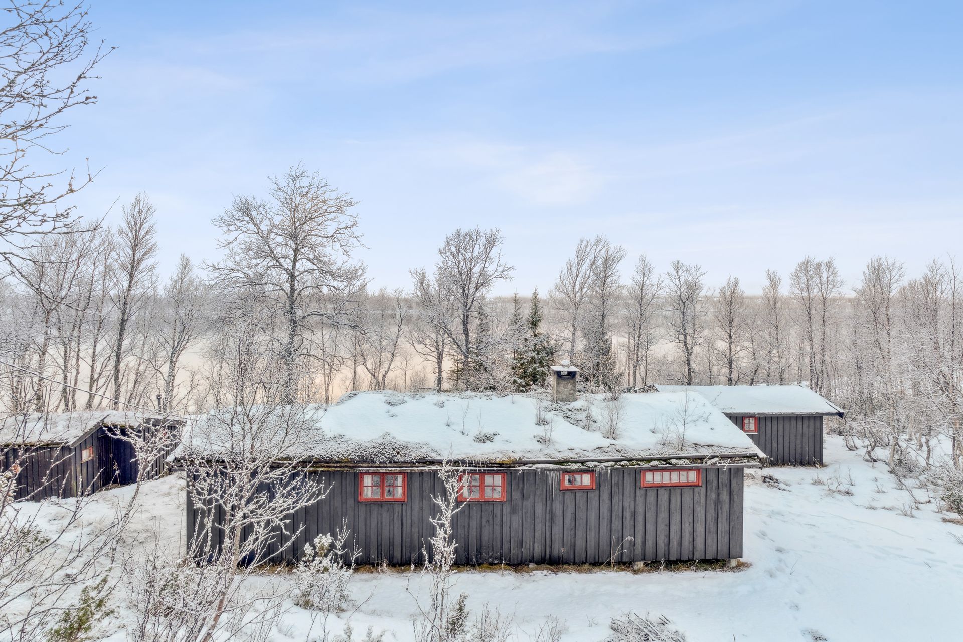 Idyllisk og skjermet beliggenhet like ved Stuggusjøen.. Bilde nummer 1 av 3