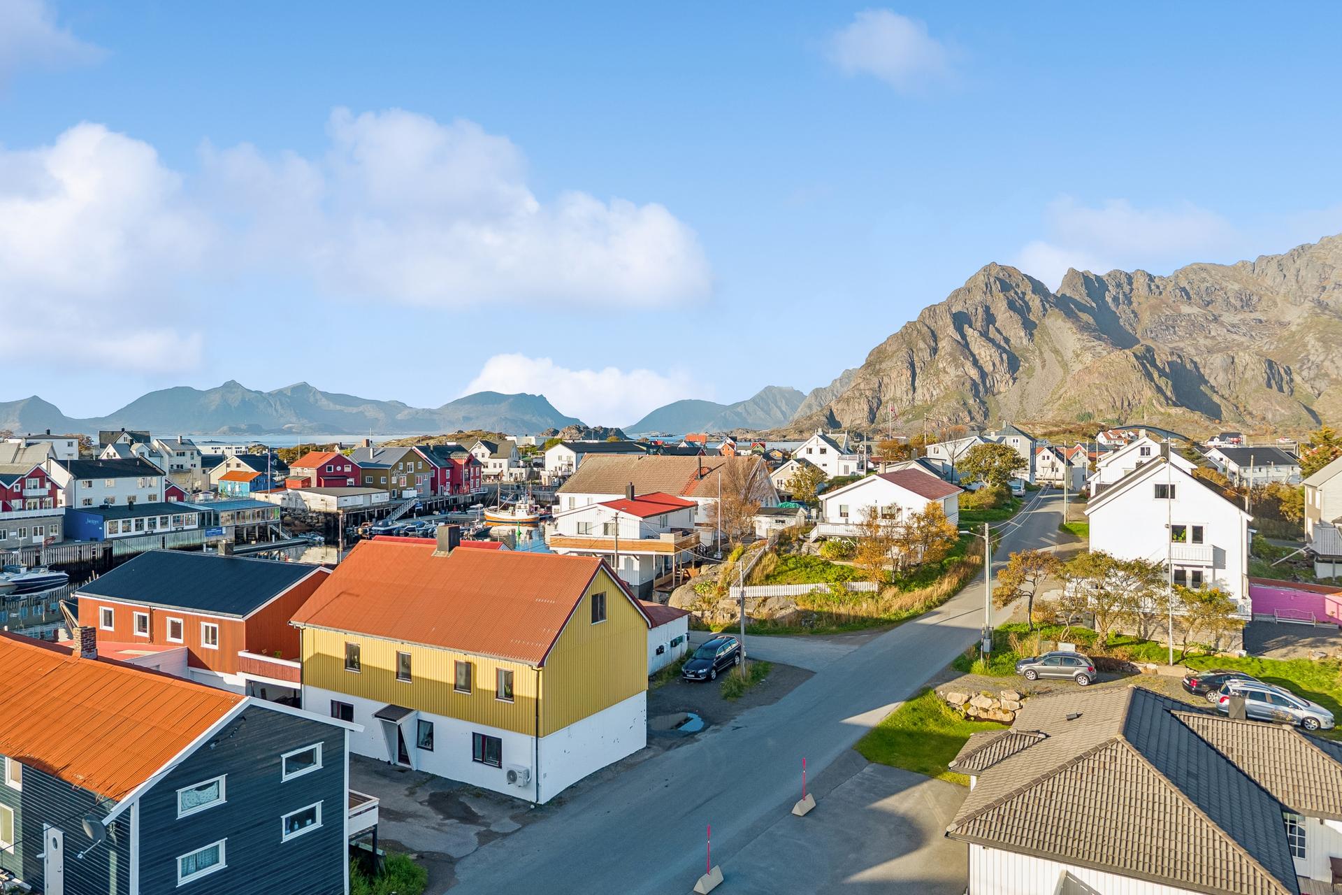 Enebolig beliggende på Hellandsøya i Henningsvær. Bilde nummer 2 av 3