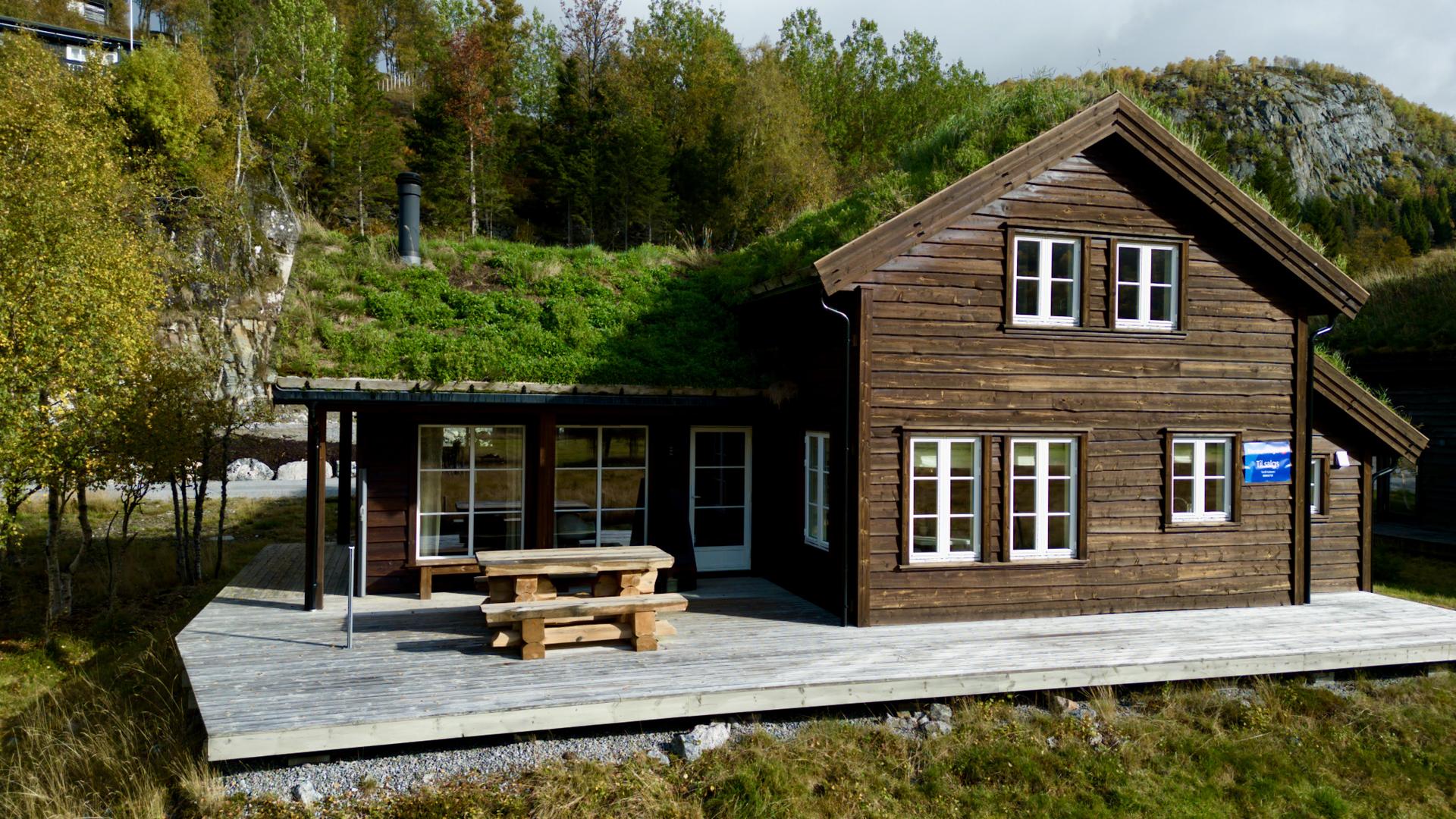  Innholdsrik hytte fra 2016 oppført med royalimpregnert villmarkskledning og torvtak.. Bilde nummer 2 av 3