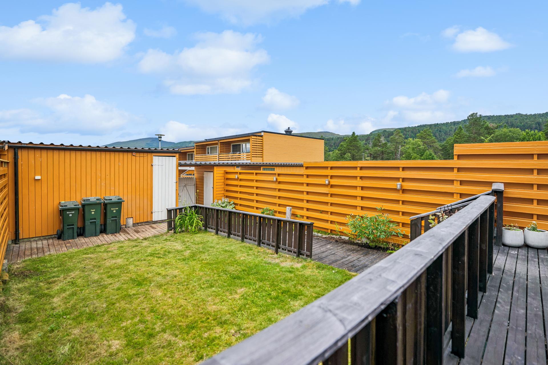 Boligen har meget gode solforhold fra morgen til kveld. . Bilde nummer 3 av 3