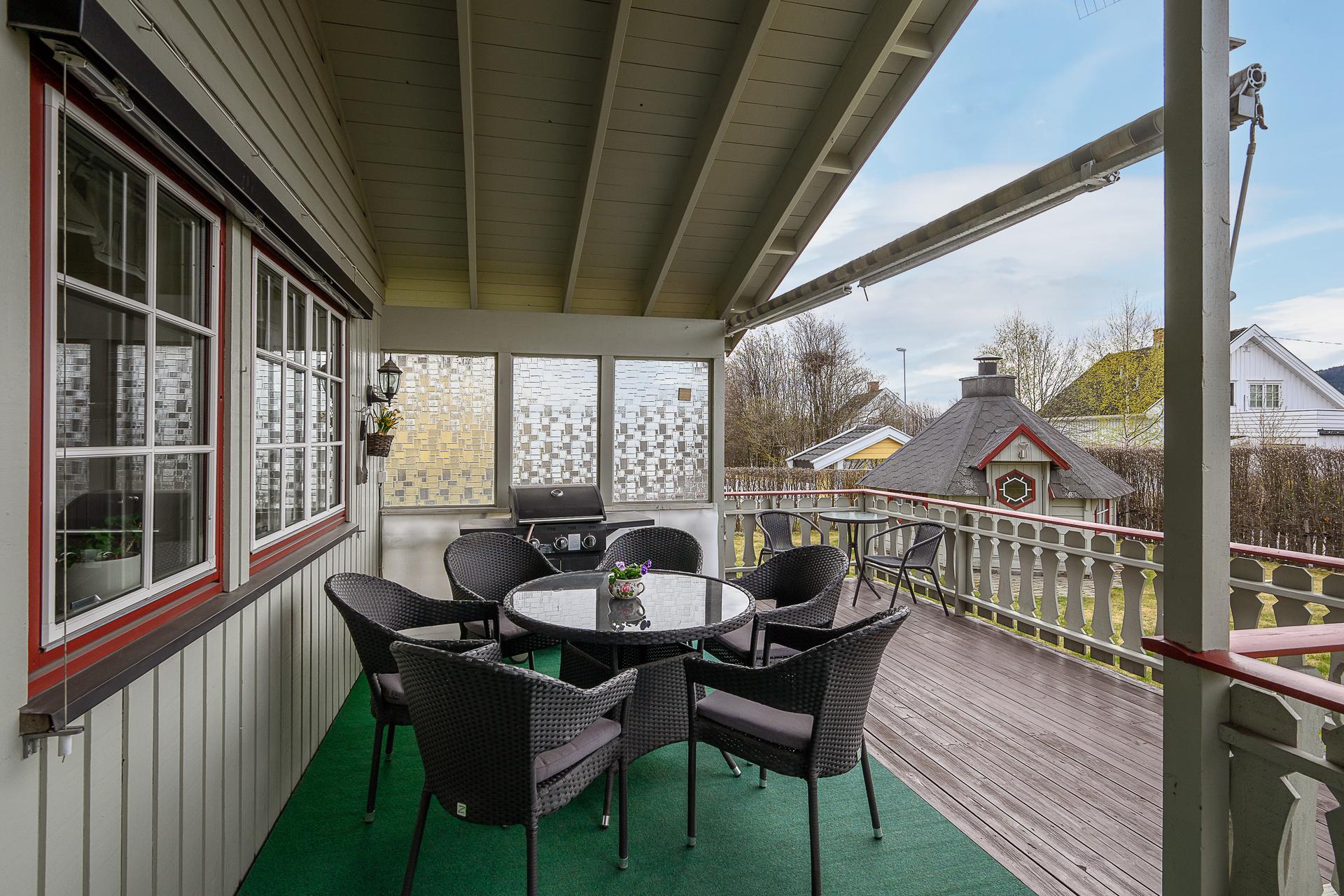 Fra stuen er det utgang til en romslig og vestvendt terrasse, delvis under tak.. Bilde nummer 3 av 3