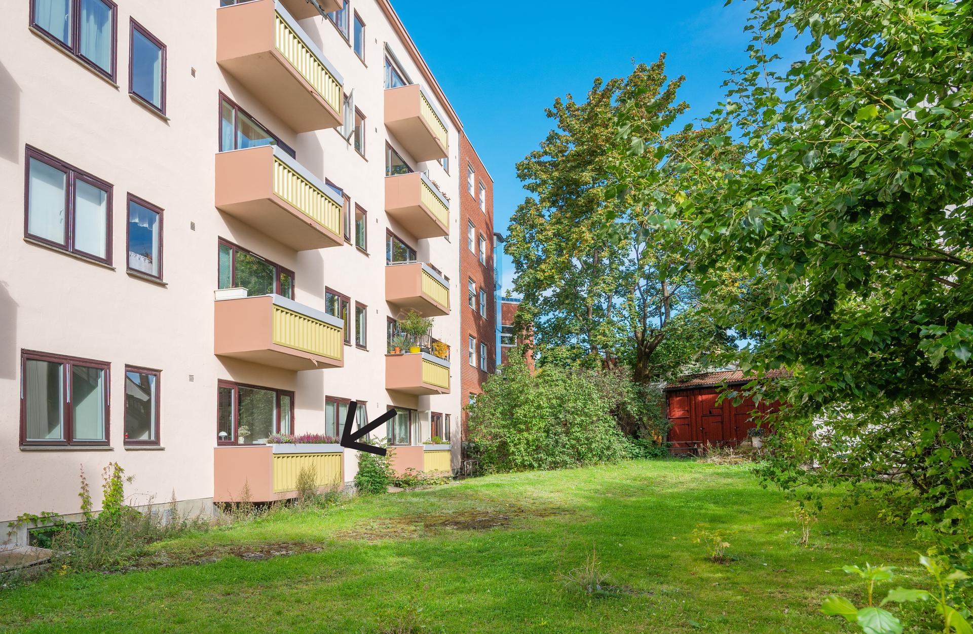 Boligblokken er omkranset av grønne fellesarealer.. Bilde nummer 3 av 3