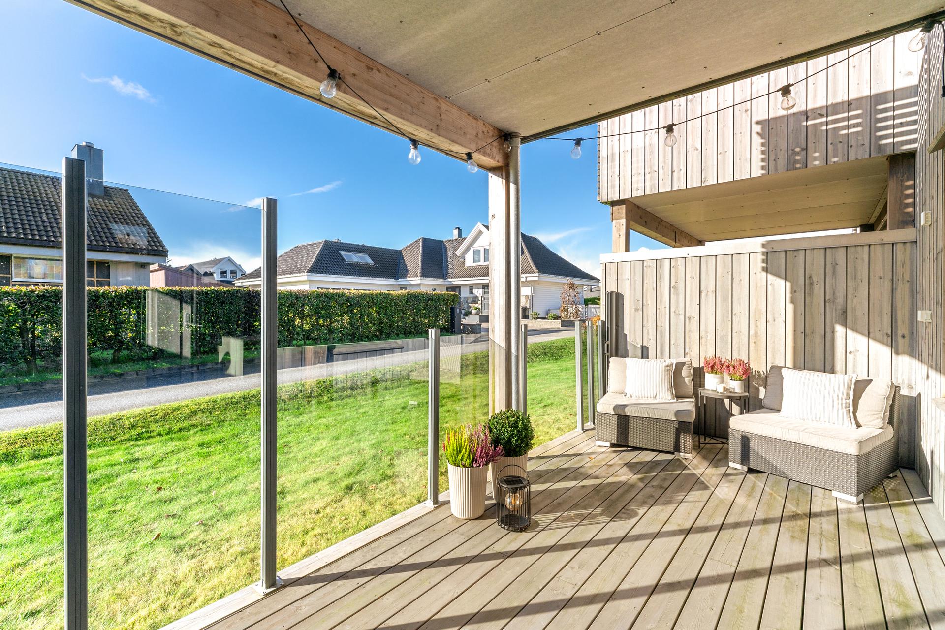 Selveierleilighet på ett plan med sydvendt markterrasse og adkomst til felles grøntareal.. Bilde nummer 2 av 3