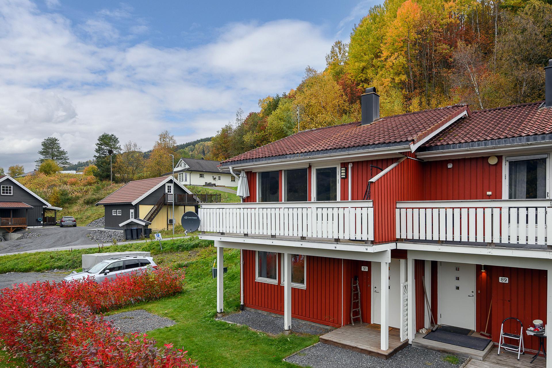 Rekkehus over to plan med naturskjønn beliggenhet og vestvendt balkong.. Bilde nummer 2 av 3