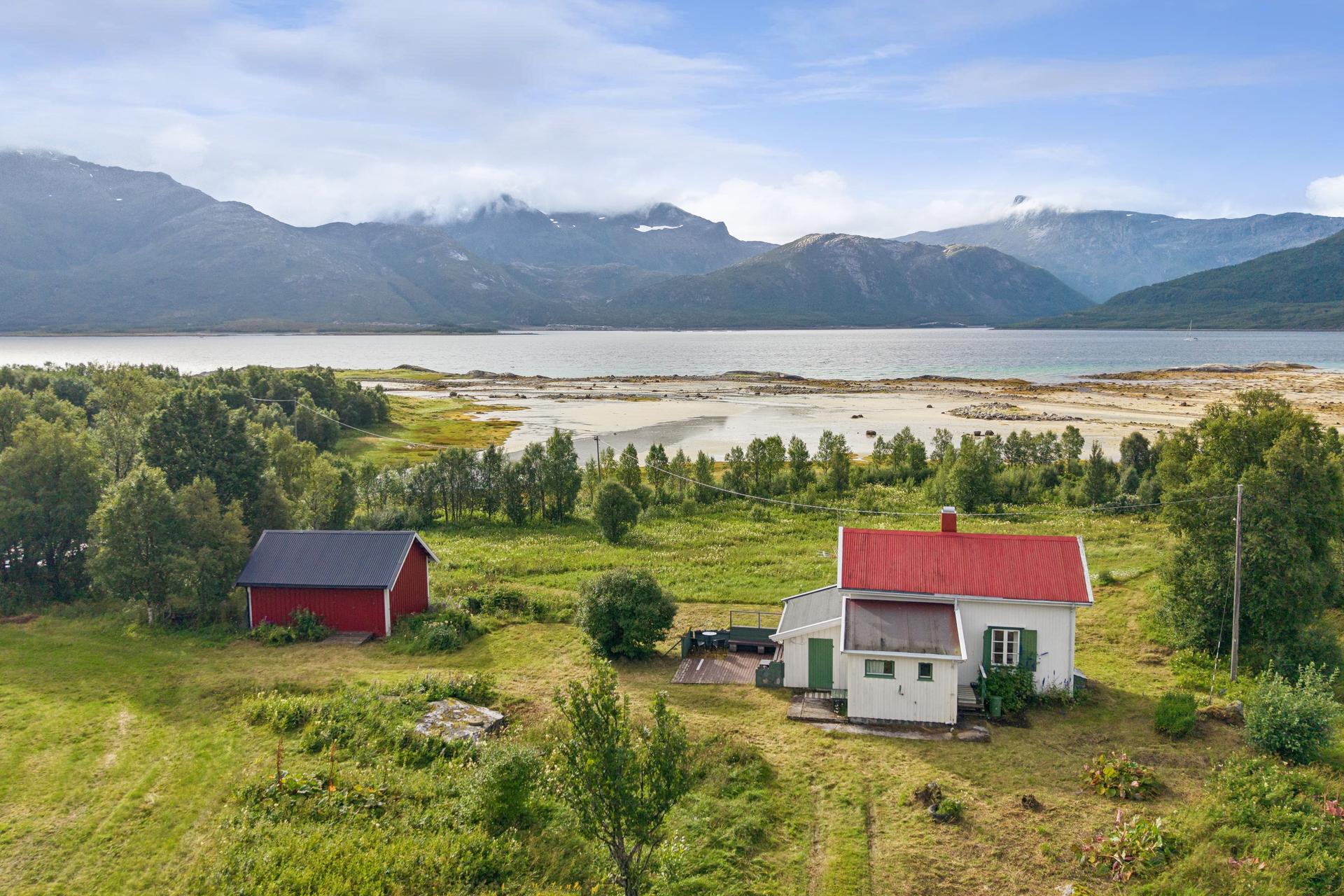 Velkommen til Tjeldøyveien 1728 presentert av eiendomsmegler Eirik Jakobsen! Foto: EFKT. Bilde nummer 1 av 3