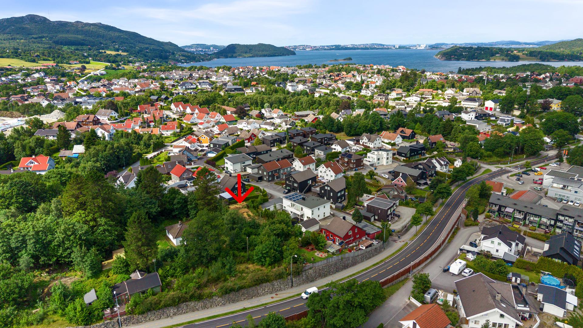 Eiendomsmegler 1 v/Oline Normann: Drømmer du om å bygge noe eget? Attraktiv boligtomt i etablerte og familievennlige omgivelser, sentralt på Hommersåk. Foto: Stian Dirdal. Bilde nummer 1 av 3