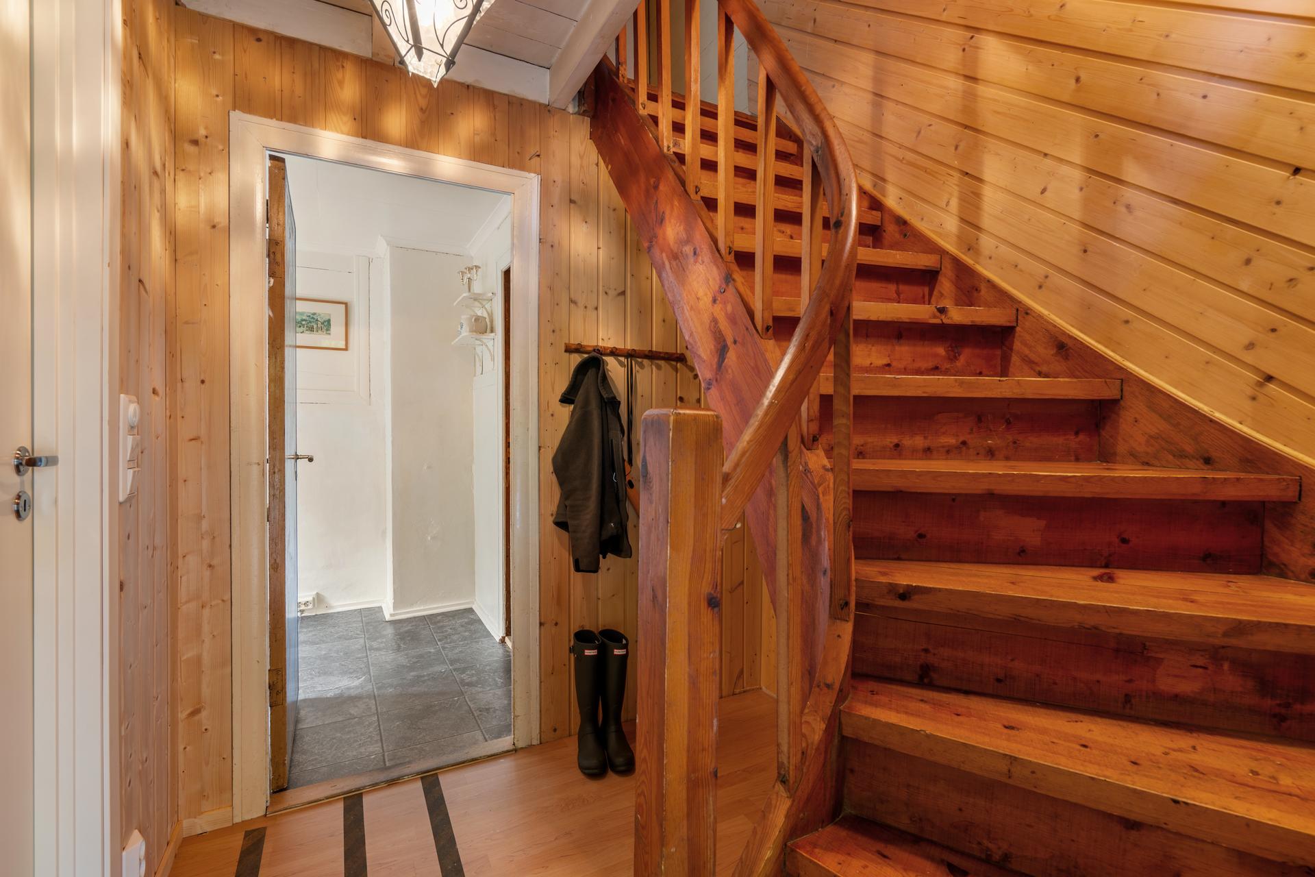 Velkommen inn! Entrè med trapp til loftsetg.. Bilde nummer 3 av 3