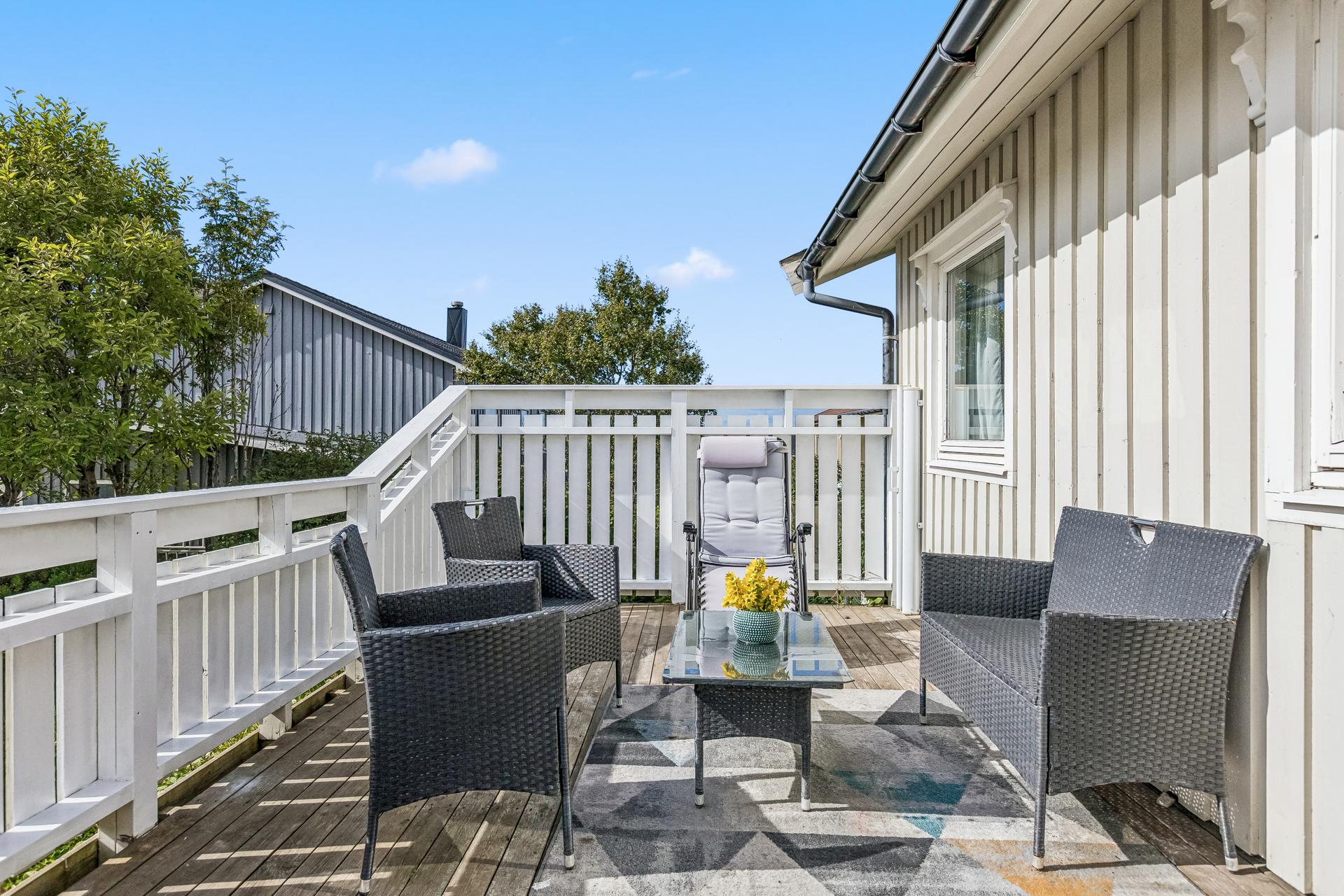 Terrasse ved inngangspartiet med plass til utemøbler.. Bilde nummer 3 av 3