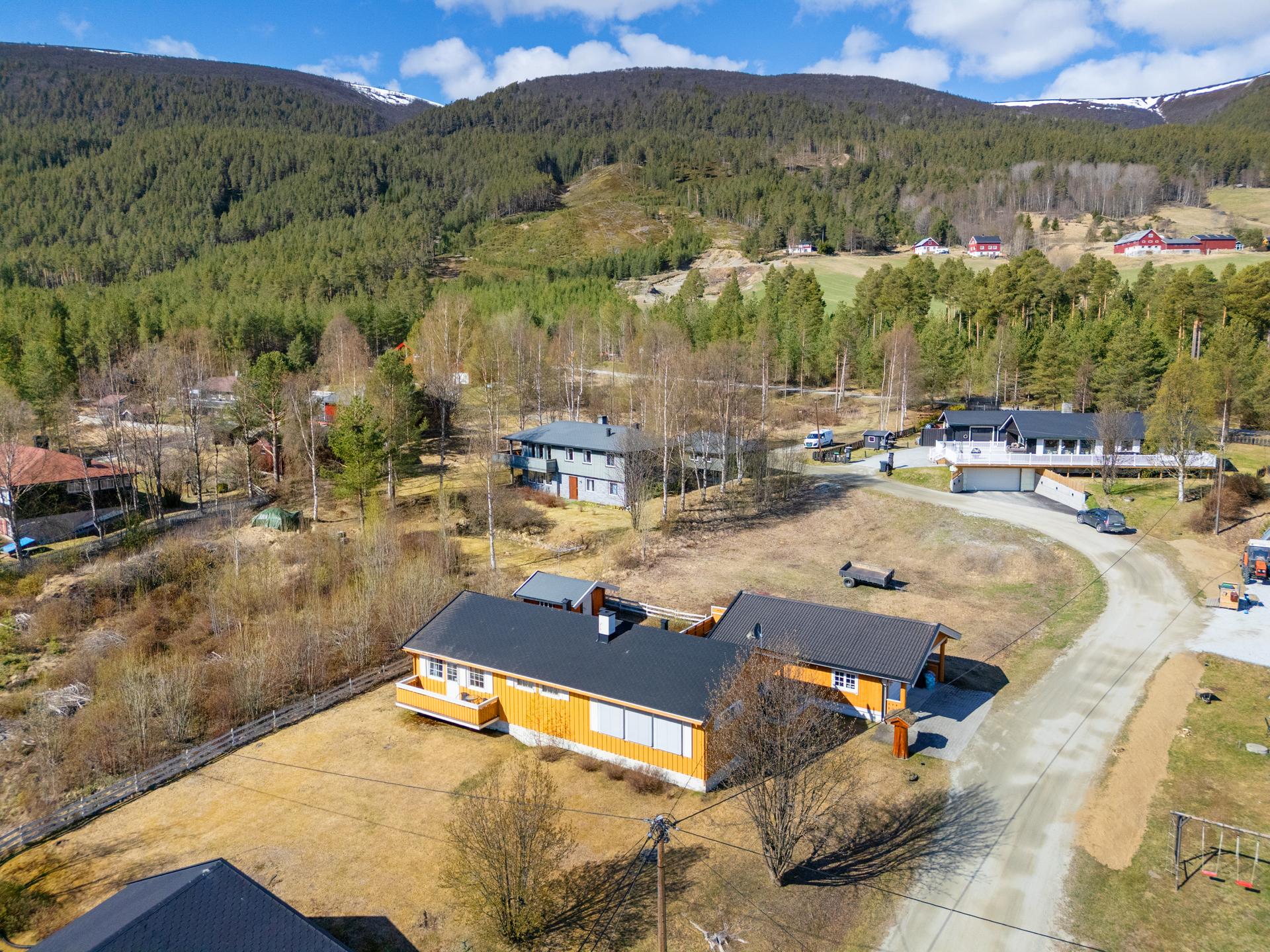 Eiendommen ligger attraktivt til i det etablerte og familievennlige Slettenfeltet, med nærhet til natur og servicetilbud i Dovre sentrum.. Bilde nummer 2 av 3