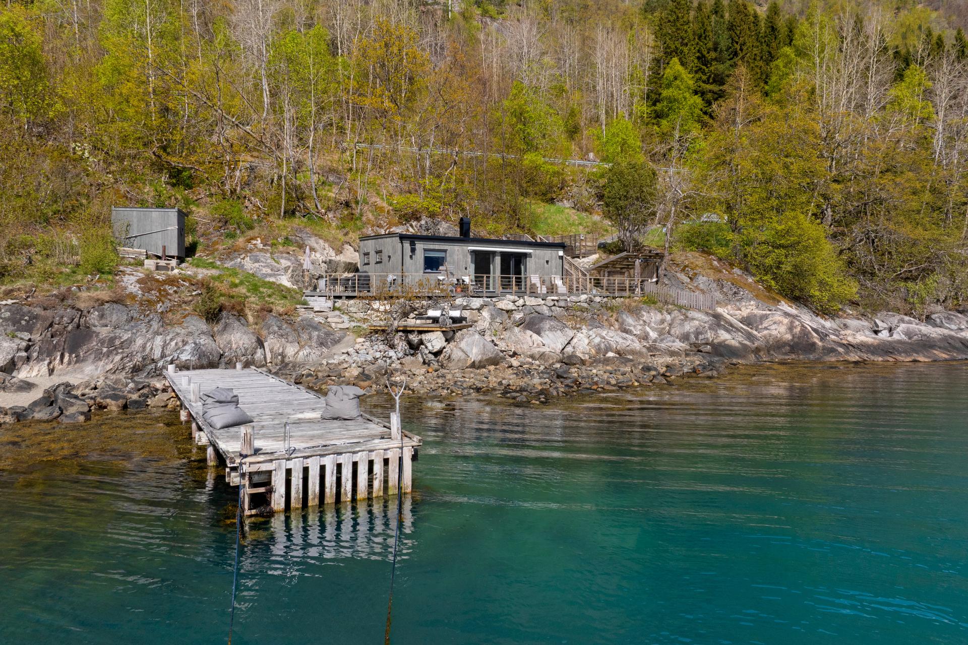 Eigedomen ligg privat og sjerma frå veg, med Sognefjorden som einaste nabo.. Bilde nummer 3 av 3