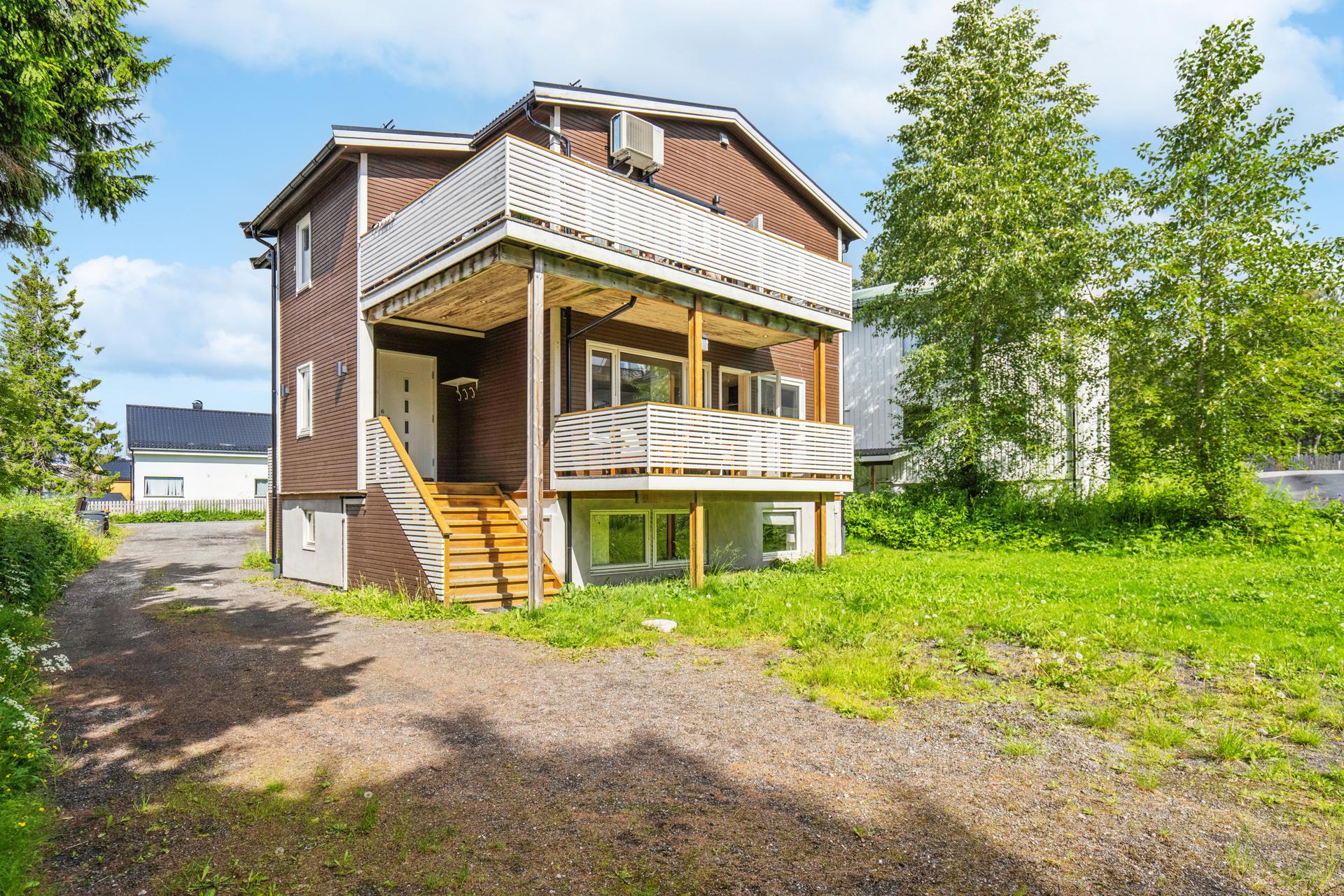 Leiligheten ligger i første etasje i en horisontaldelt bolig med en felles, opparbeidet tomt.. Bilde nummer 3 av 3