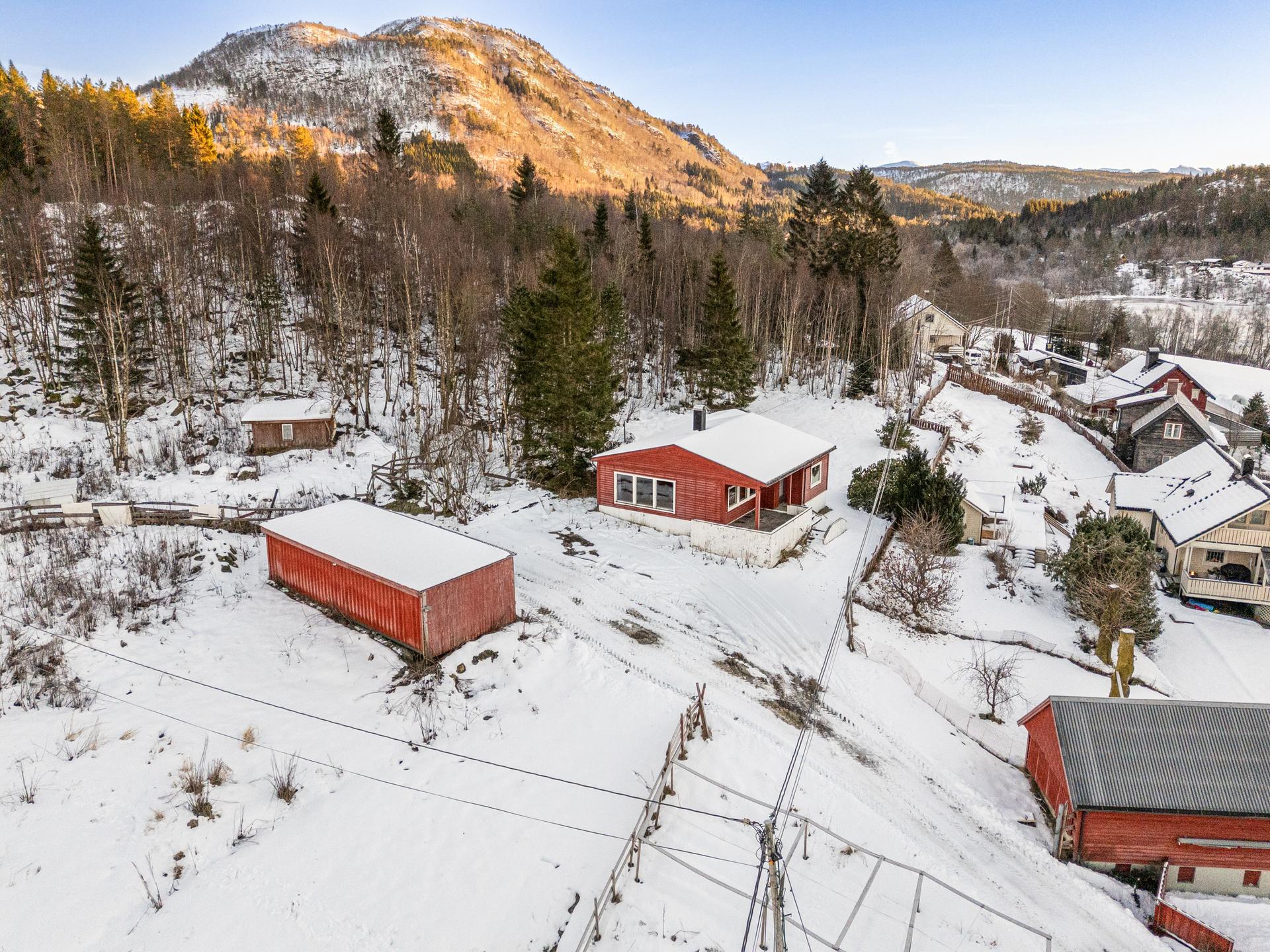 En hytte med landlig beliggenhet i Engsetdalen. Parkering på egen tomt mellom gjerdet og veranda. . Bilde nummer 2 av 3