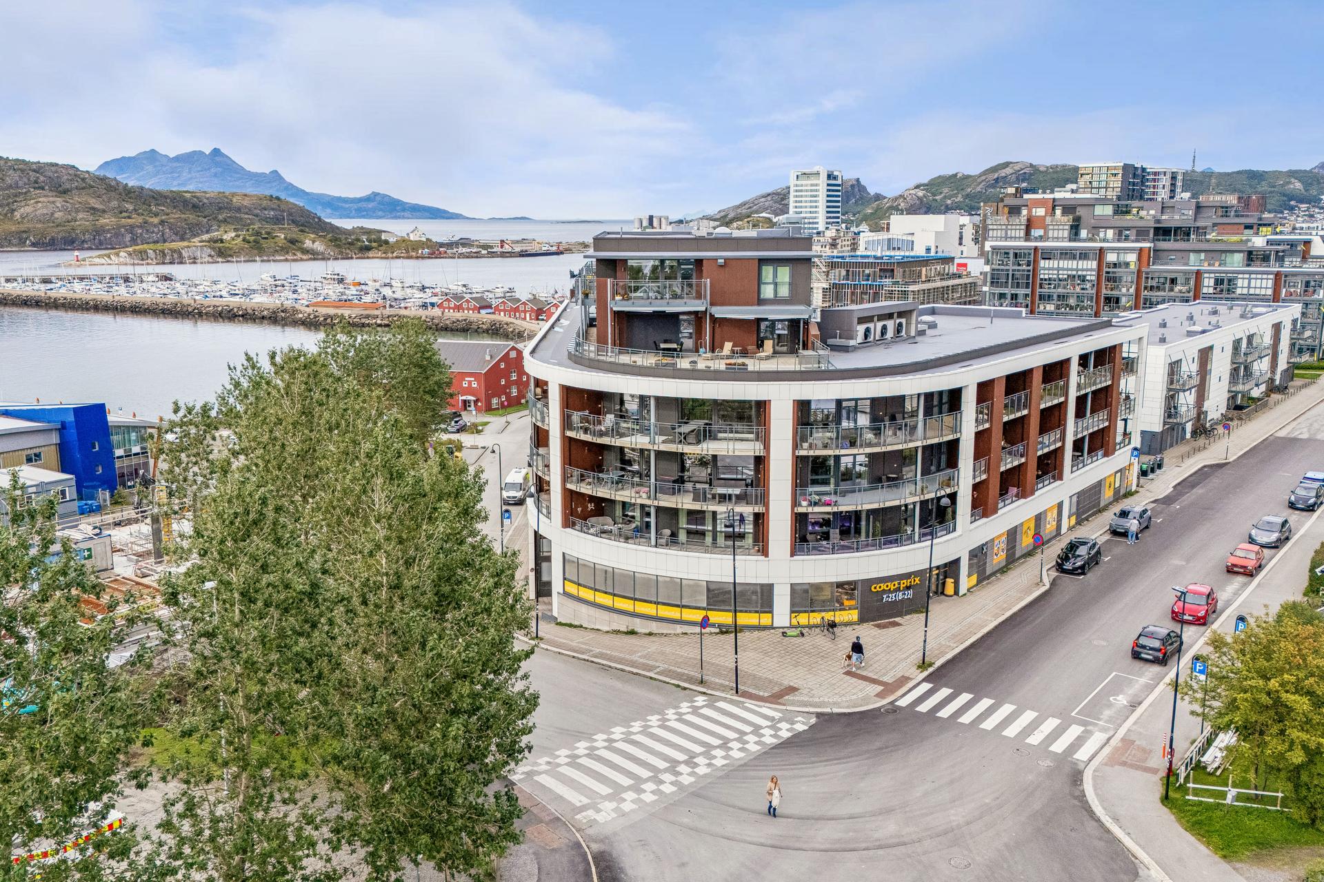Leiligheten er fra 2014 med sentral beliggenhet i Vestbyen, tett på sjøen og med butikk i bygget.. Bilde nummer 2 av 3