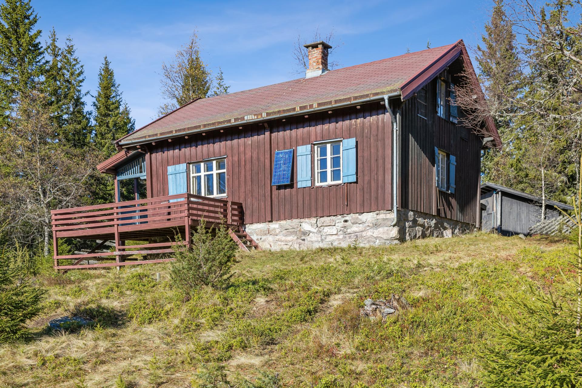 Øvre kastet ligger på motsatt side av tomten på en liten høyde. Dette bygget ble bygd rundt 1800-tallet. . Bilde nummer 3 av 3