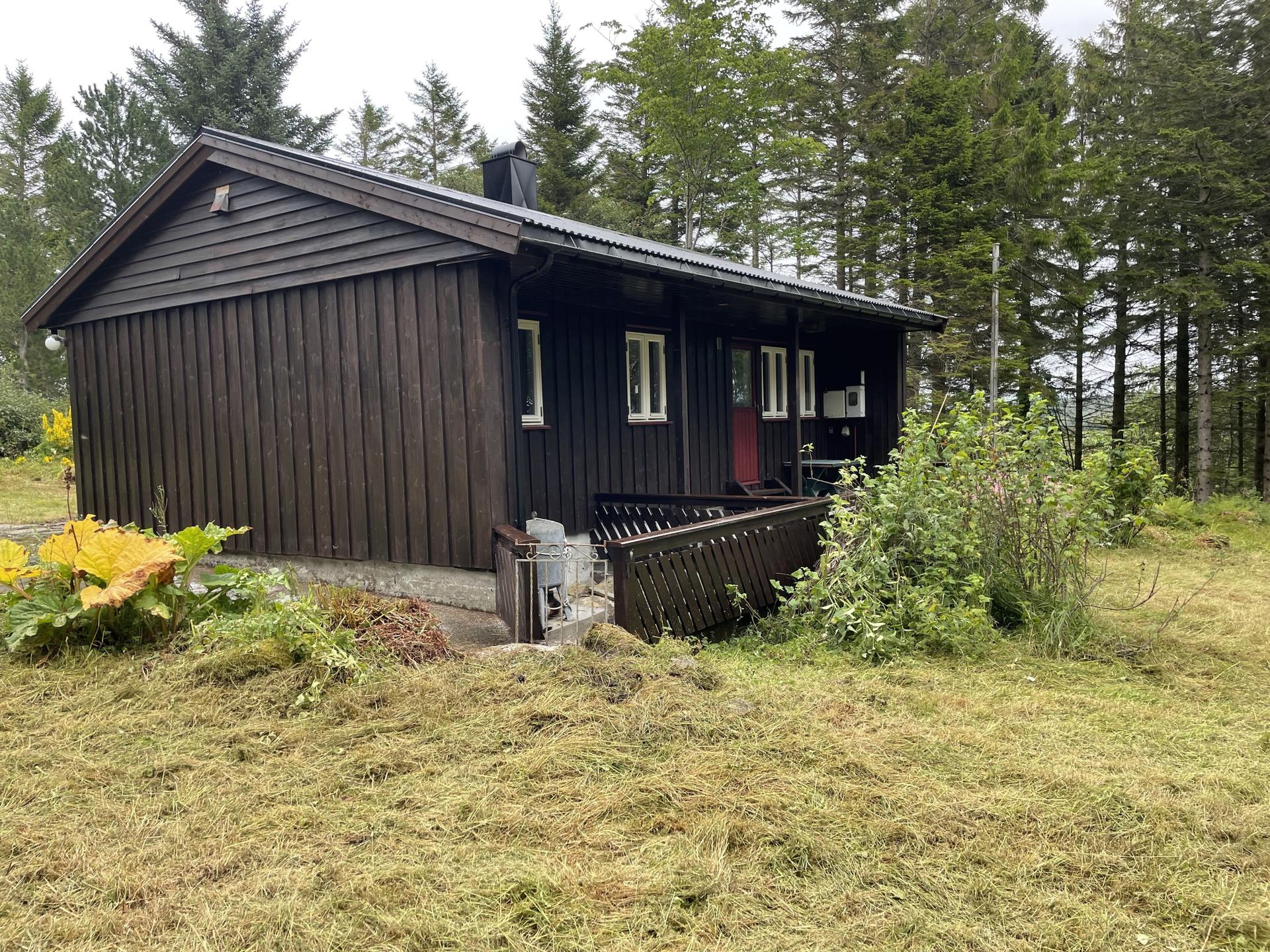 Eiendommen inneholder hytte og et uthus med avdelt rom/utedo. Bilde nummer 2 av 3