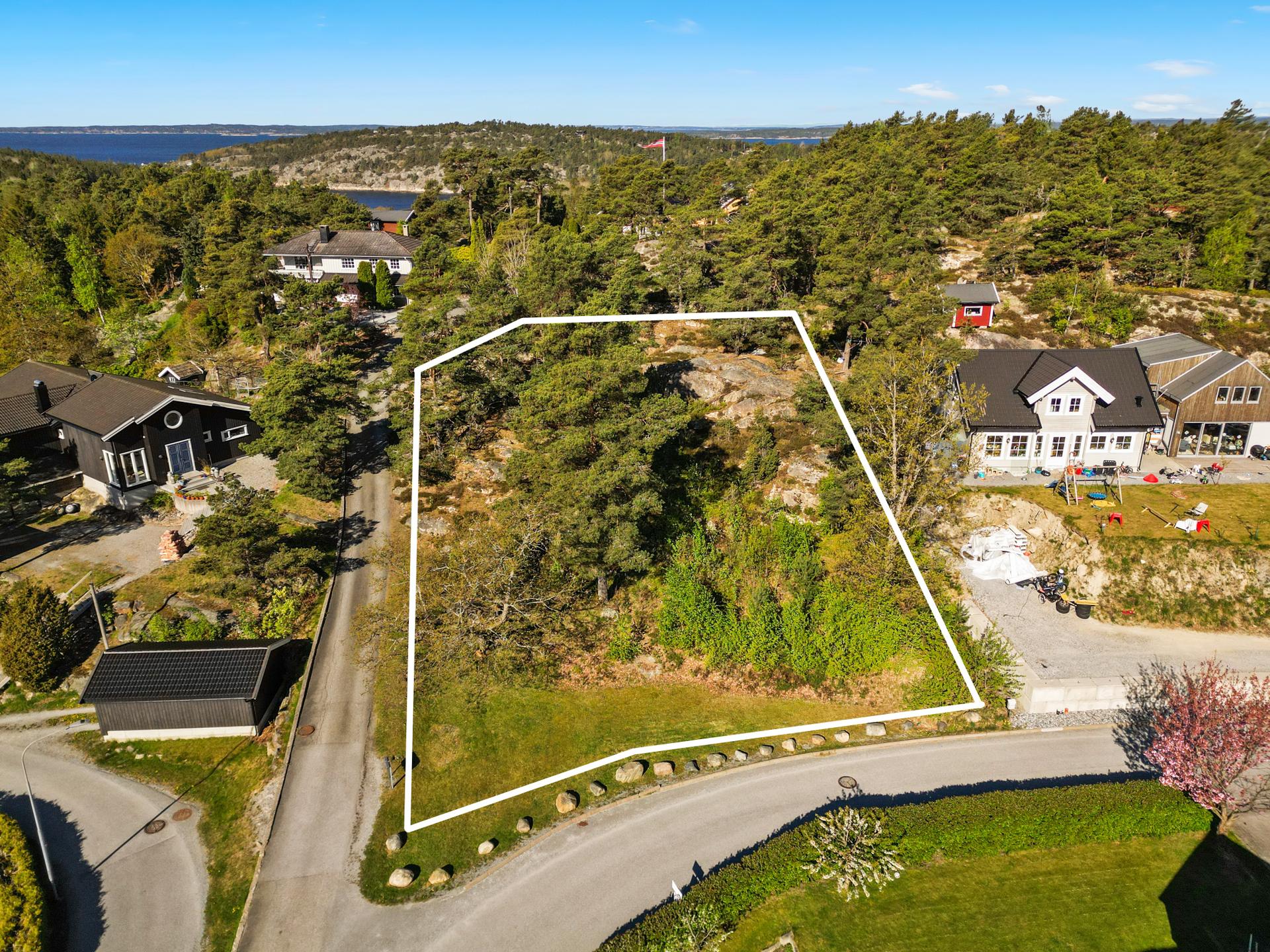 Velkommen til Bukteløkka 31! Ikke nøyaktig tomtegrenseangivelse, omtrentlig og kun for orientering. Bilde nummer 1 av 3