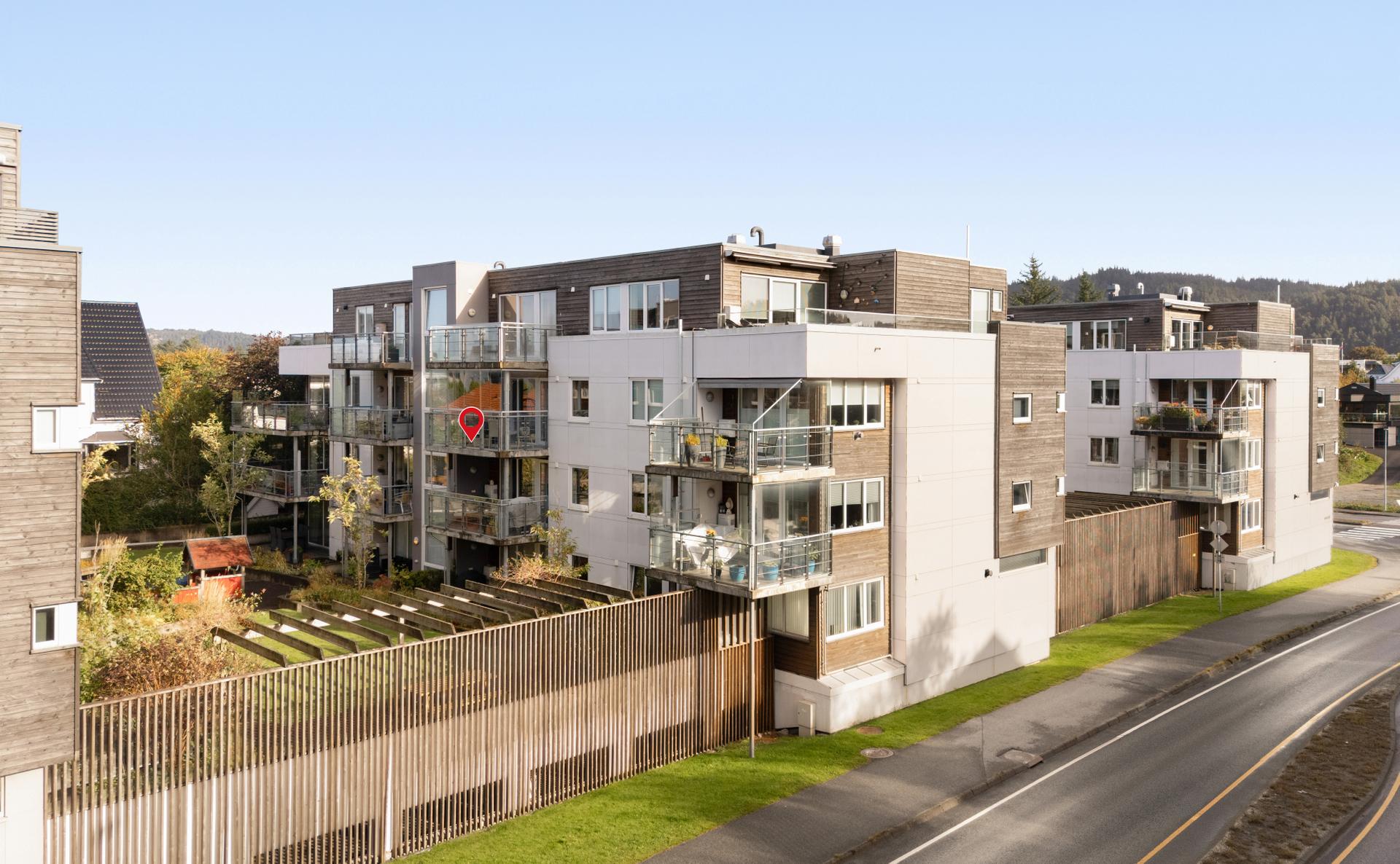 Boligbygget ble oppført i 2008 og er omkranset av et pent opparbeidet felles uteområde.. Bilde nummer 3 av 3