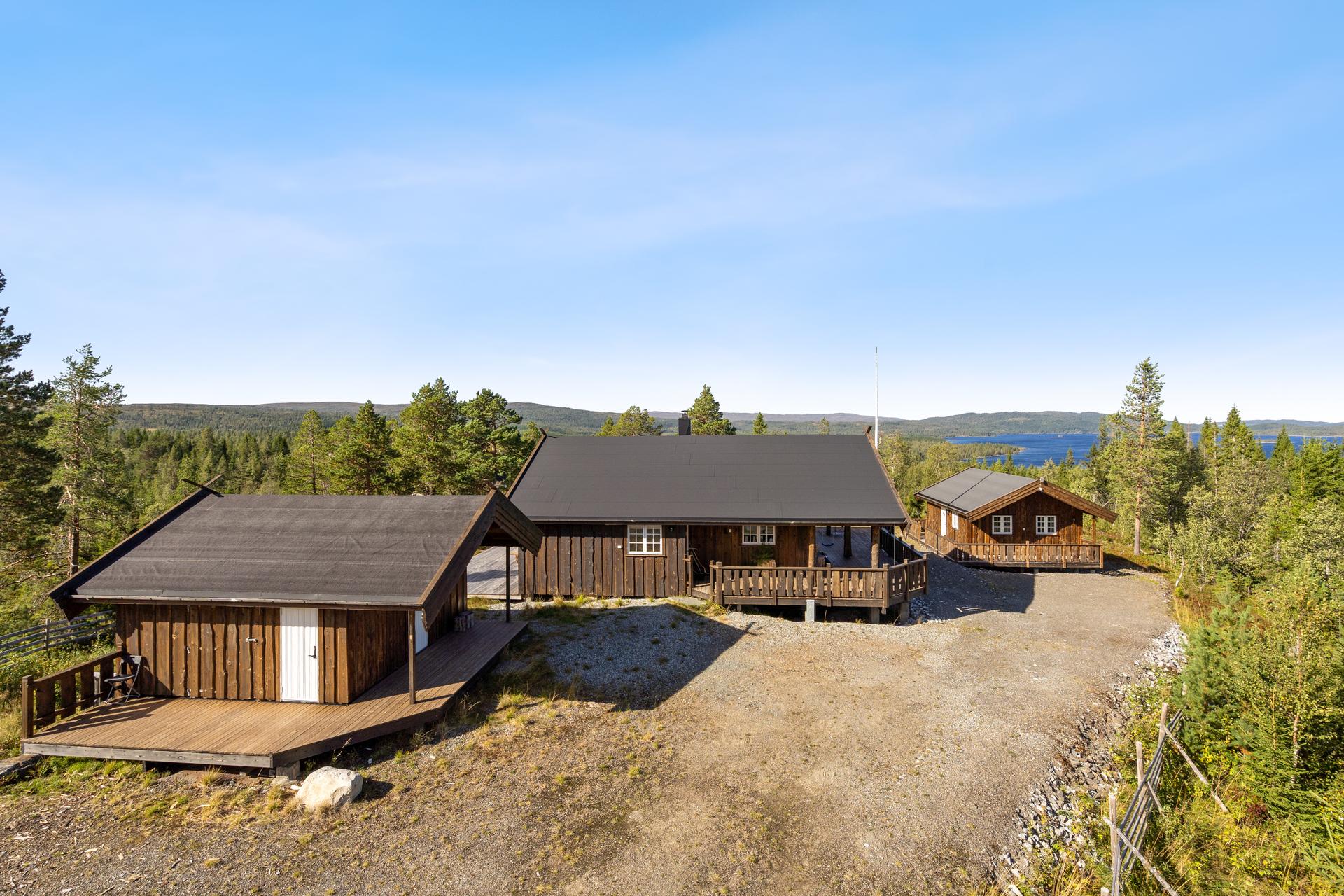 En flott fritidseiendom ved Sørungen i Selbu! Hytta ligger i et populært område med helårsvei, som brøytes på vinterstid. . Bilde nummer 3 av 3