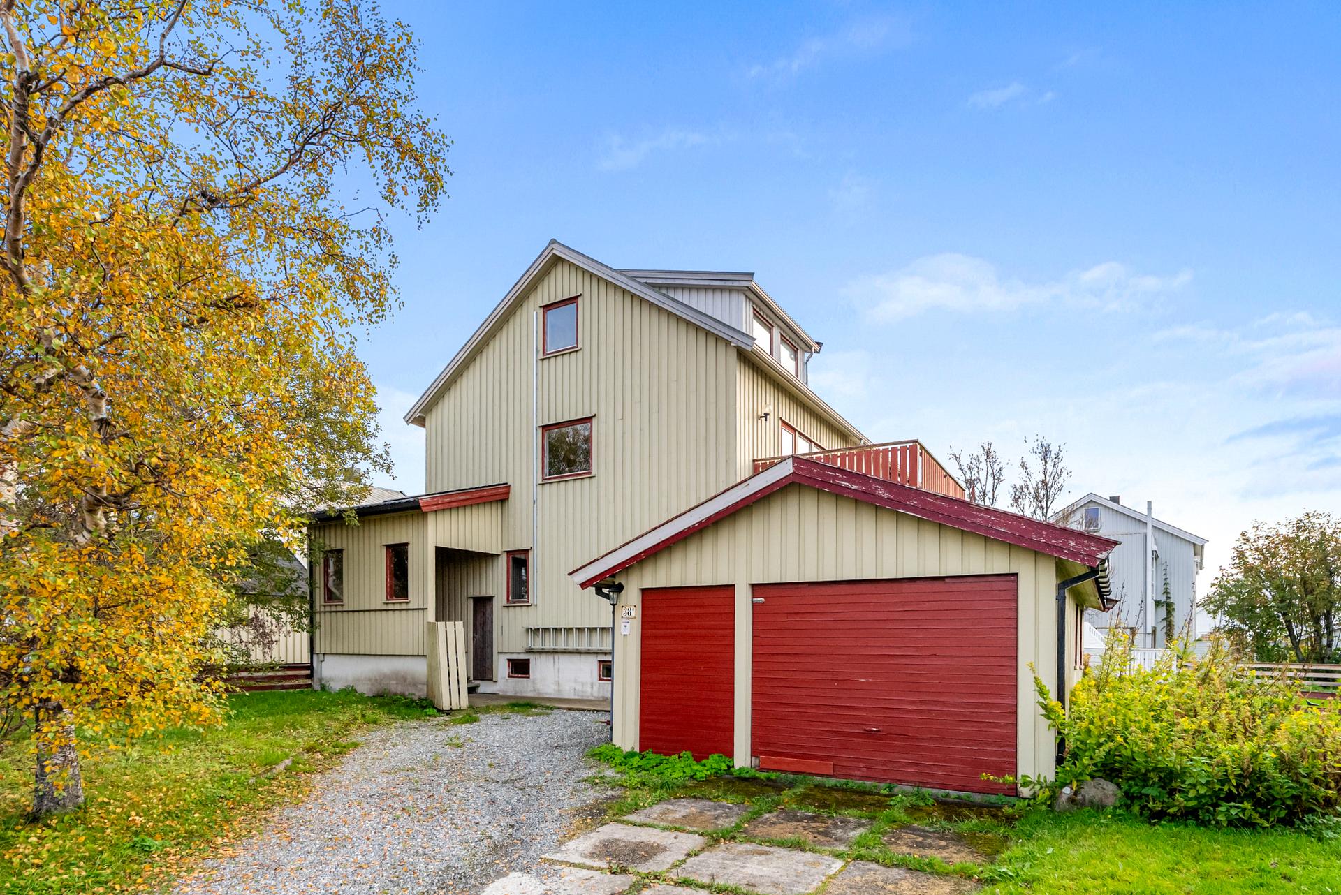Romslig v-delt bolig over 4 plan med garasje og attraktiv beliggenhet i Vestbyen!. Bilde nummer 2 av 3