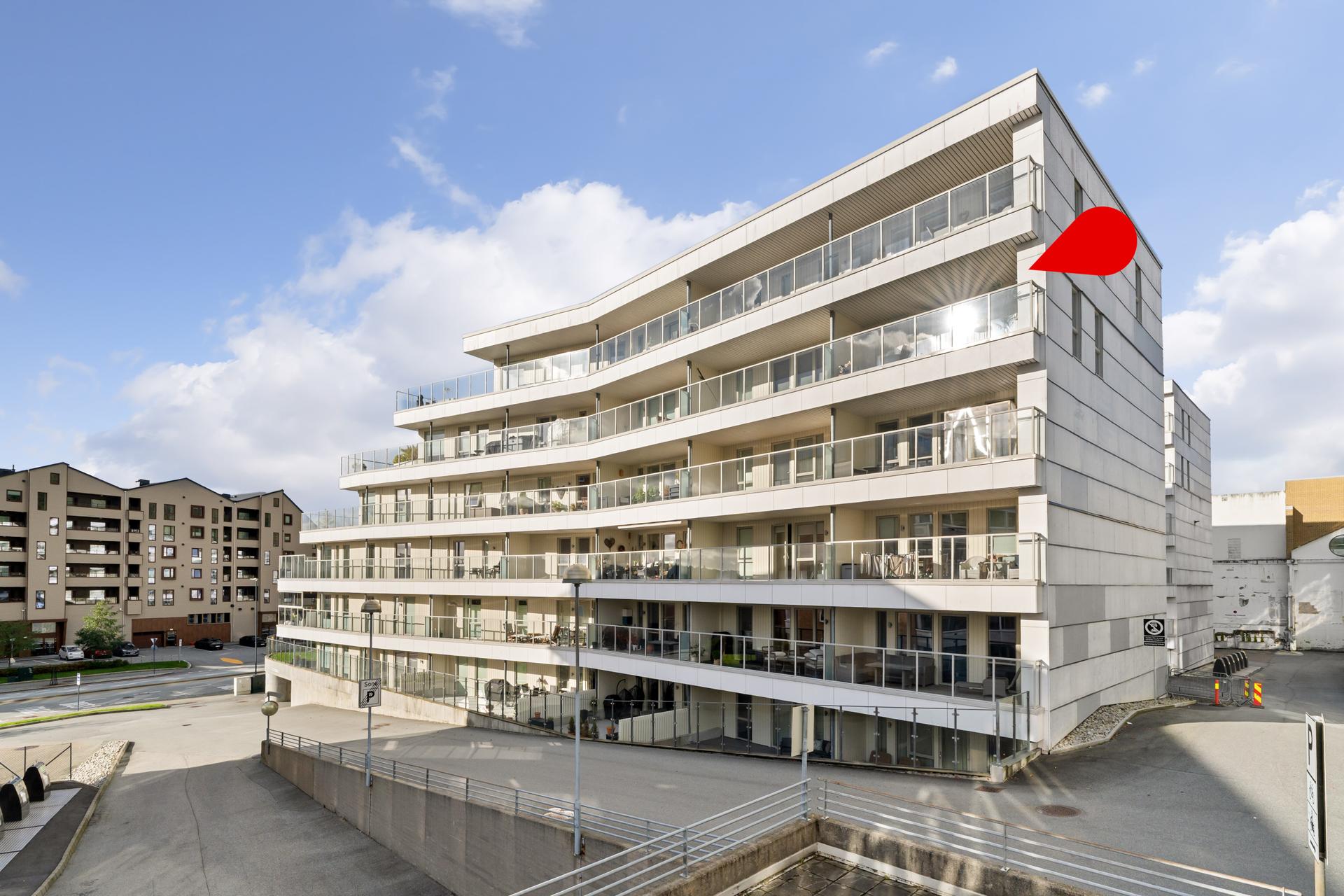 Flott endeleilighet med solrik balkong på 14 m² - Heis - Fast parkering i lukket garasjeanlegg - Nærhet til alt. Bilde nummer 2 av 3