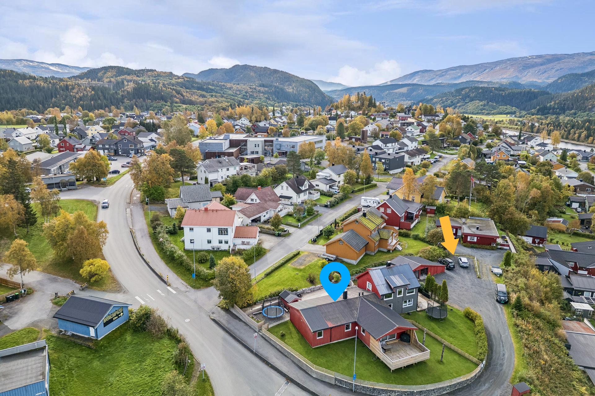 Oversikt av uteområdet. Parkering på gruset innkjørsel (gul pil) ved siden av garasjen, tinglyst avtale.. Bilde nummer 2 av 3