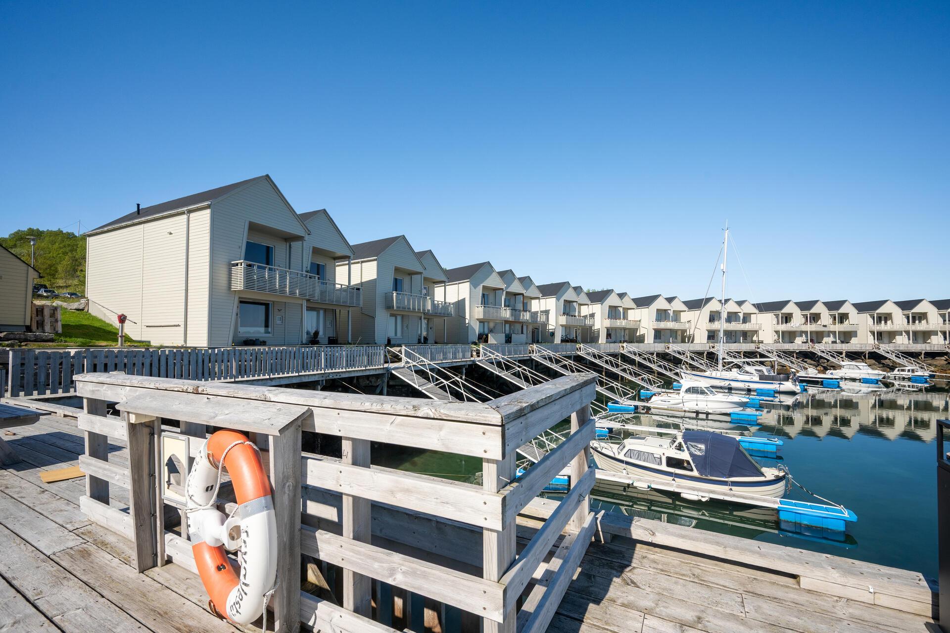 Beliggenheten gir umiddelbar nærhet til sjøen og et yrende båtliv. Fra eiendommen er veien kort til nye opplevelser på fjorden.. Bilde nummer 3 av 3