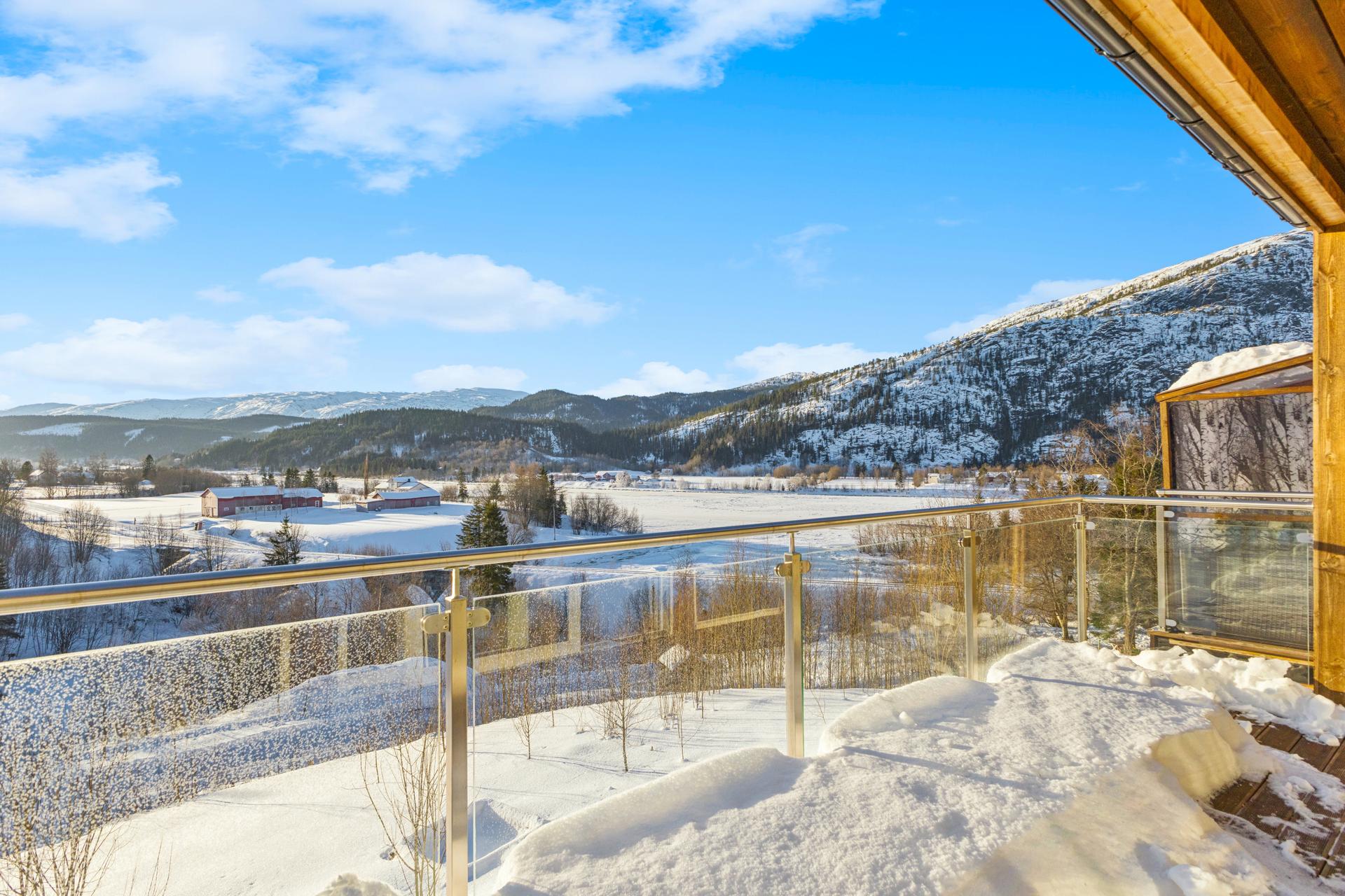 Boligen har en høy og fri beliggenhet med vidstrakt utsikt over landskapet.. Bilde nummer 3 av 3