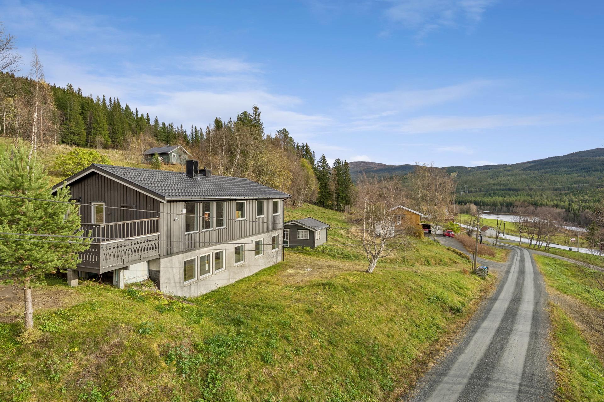 Oliver Almli Reinås v/ EiendomsMegler 1 presenterer: Øvervegen 15.. Bilde nummer 1 av 3