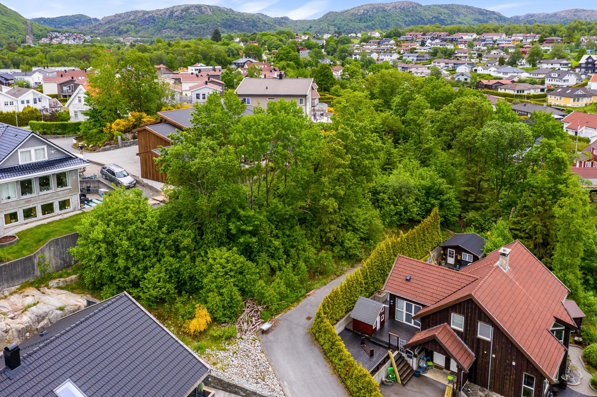 Attraktiv tomt på 557 m², beliggende i enden av en blindvei.. Bilde nummer 3 av 3