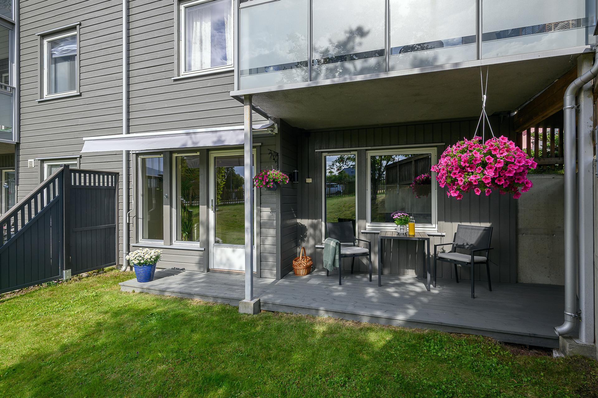 Fra stuen er det direkte utgang til en sørvendt terrasse med ny markise fra 2025.. Bilde nummer 3 av 3