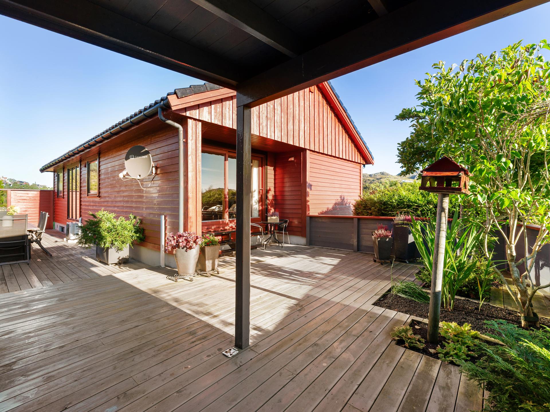 Skjermet og solrik terrasse . Bilde nummer 3 av 3