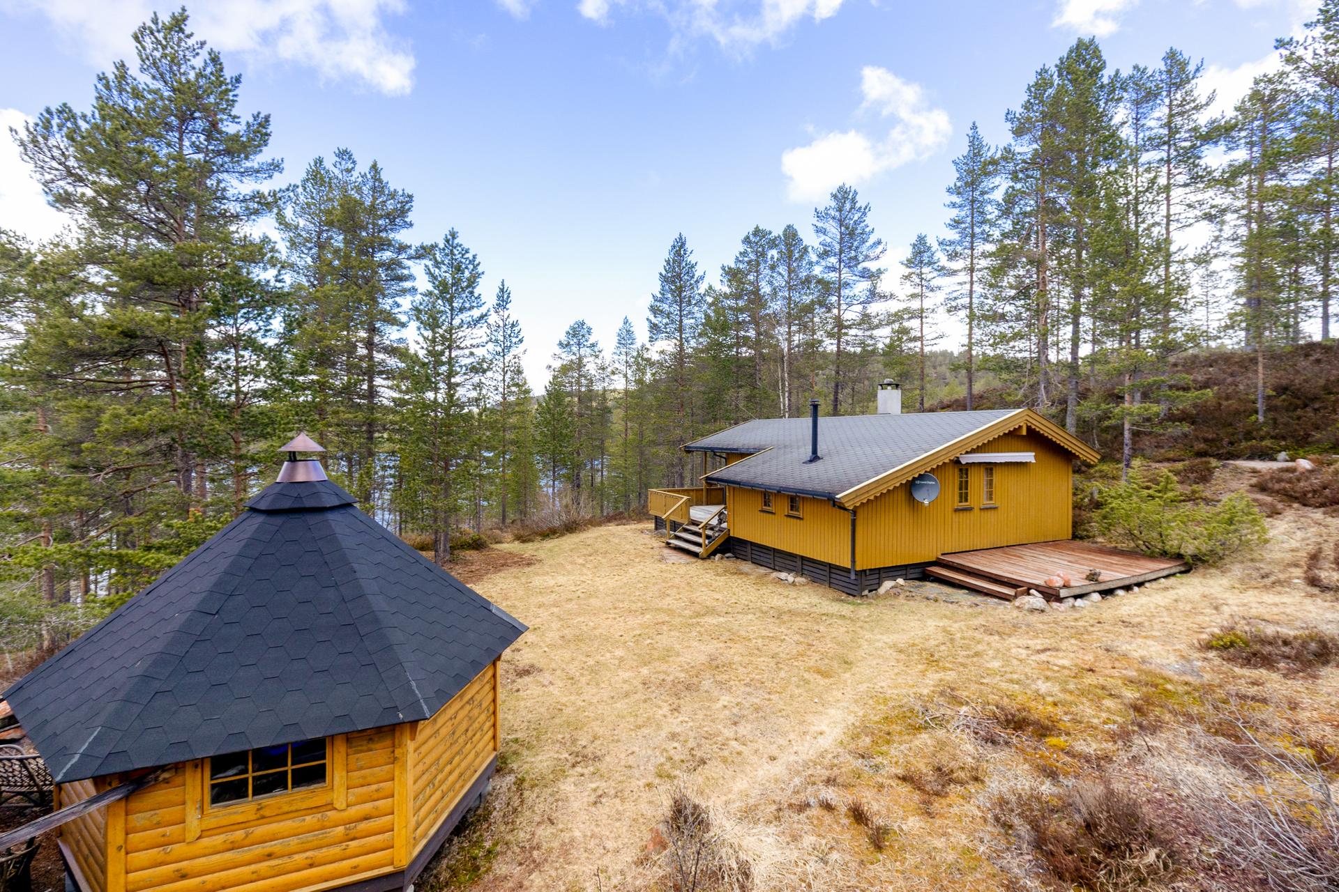 Velkommen til Lykkebu ved Brutjønn! En klassisk og sjarmerende hytte med en fredelig beliggenhet i skogkanten.. Bilde nummer 3 av 3