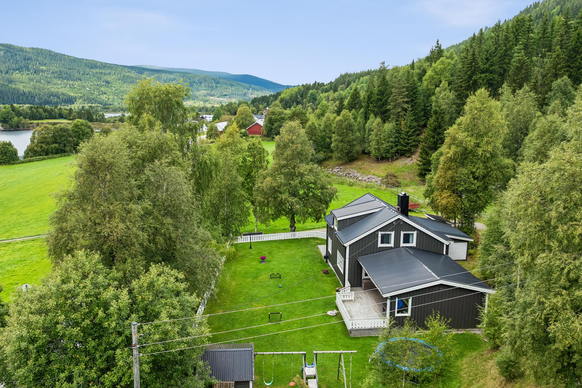 Innholdsrik enebolig over tre plan med stor hage, landlig beliggende i Øverbygda.. Bilde nummer 2 av 3