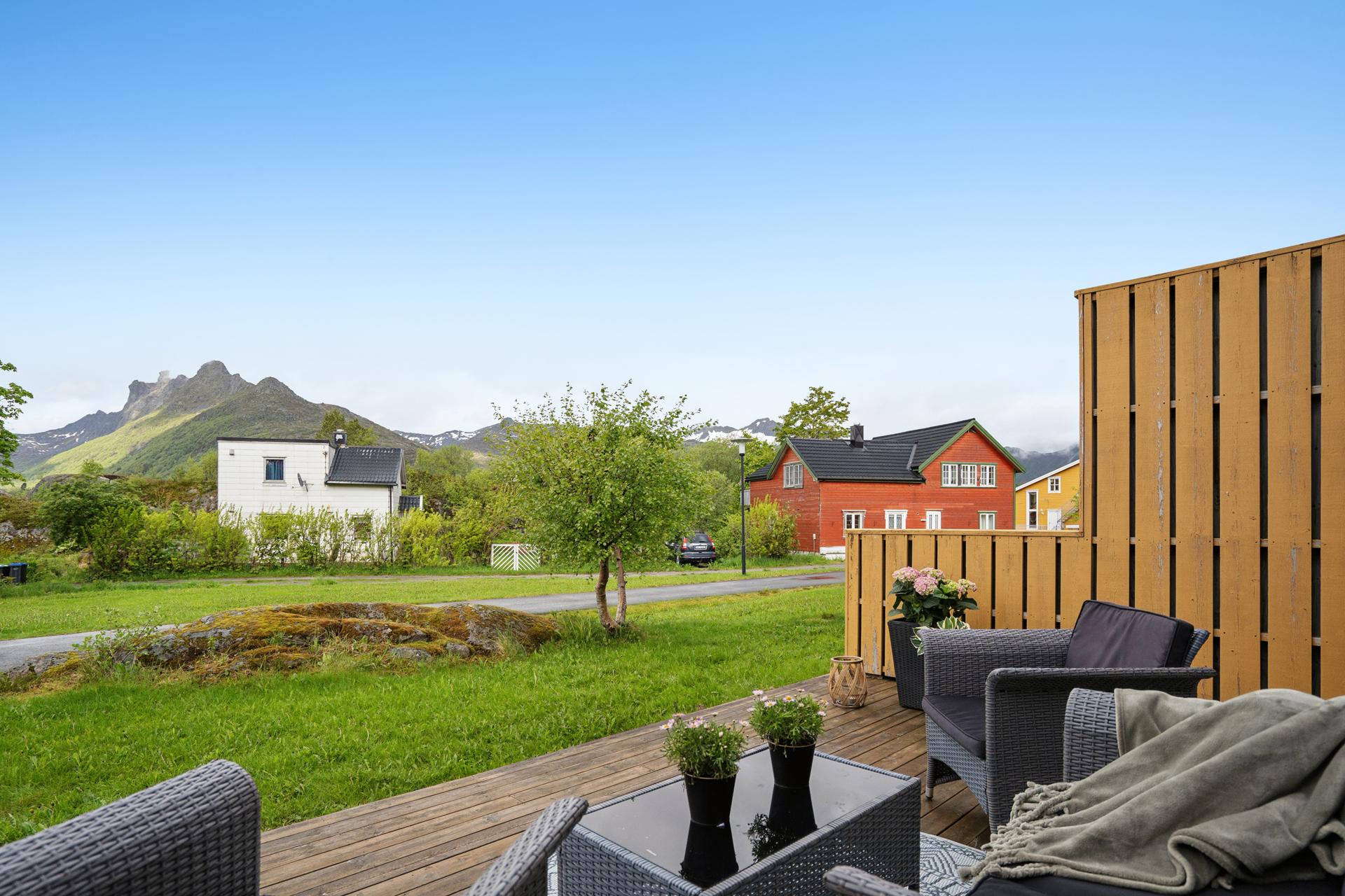 Fra stuen er det utgang til en romslig markterrasse. Herfra har du umiddelbar nærhet til turstier og fjell. Bilde nummer 3 av 3