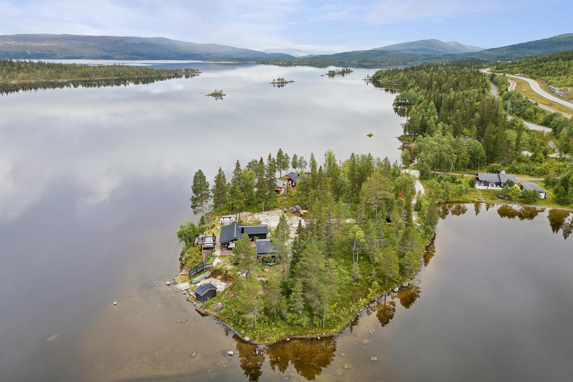 Innholdsrik fritidsbolig vakkert plassert helt nede ved Majavatnet, med tilhørende uthus og naust.. Bilde nummer 2 av 3