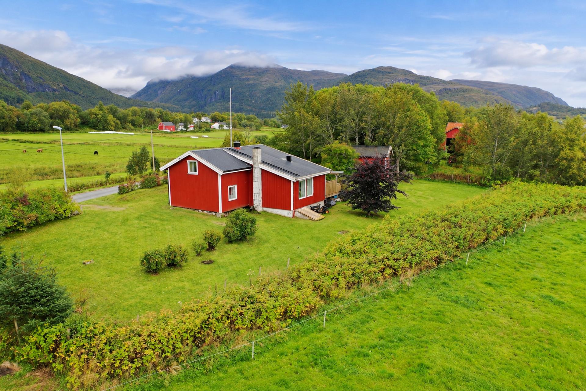 Sjarmerende fritidseiendom i landlige og idylliske omgivelser i Levang/ 3 soverom. Bilde nummer 3 av 3