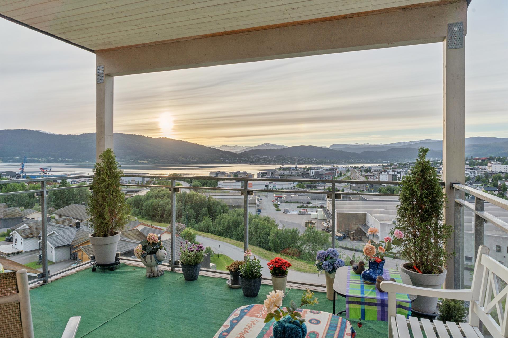 EiendomsMegler 1 v/Gisle Kallestad har gleden av å presentere Fageråsen Terrasse 27. Foto: EFKT. Bilde nummer 1 av 3