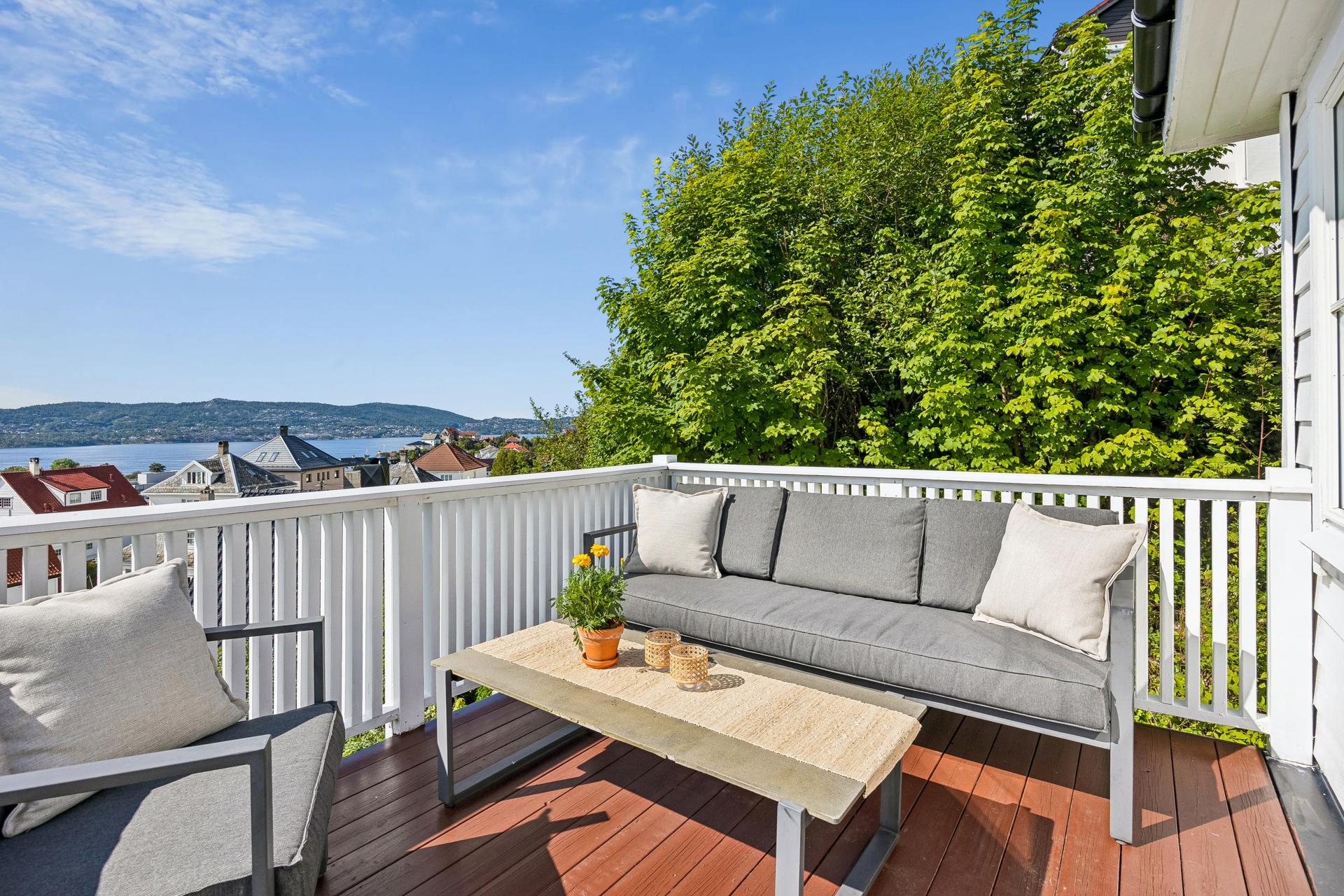 Leiligheten har tilgang til totalt 25 m² med terrasse- og balkongareal. En utrolig utsikt mot bla. sentrum og Byfjorden. Sol hele dagen til sent på kveld. Bilde nummer 2 av 3