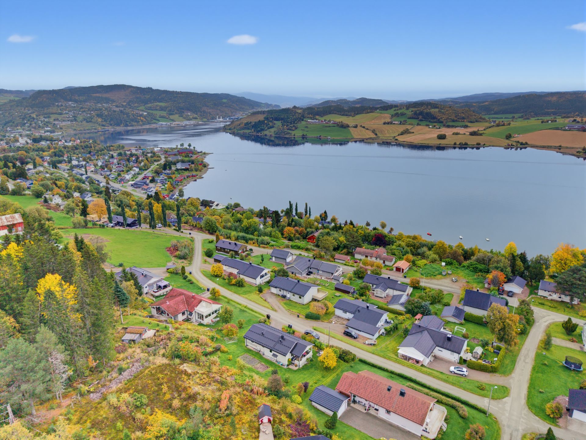 Eiendommen har en høy beliggenhet med fantastisk utsikt. . Bilde nummer 2 av 3